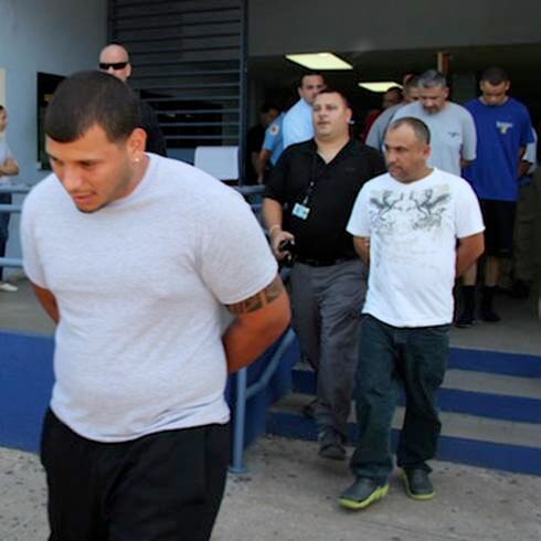 Autoridades arrestan a 12 personas por drogas, armas y vehículos hurtados en Arecibo