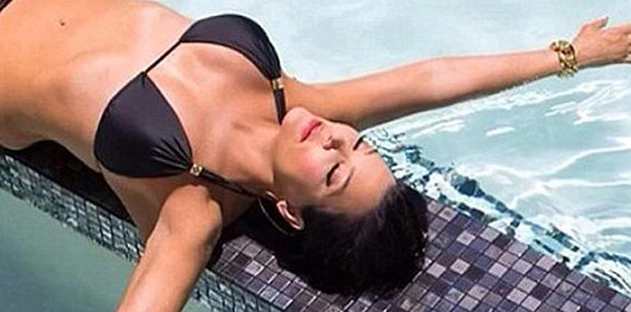 La madre de Kim Kardashian se muestra descansando sobre una superficie de azulejos a la orilla de una piscina. (Instagram)