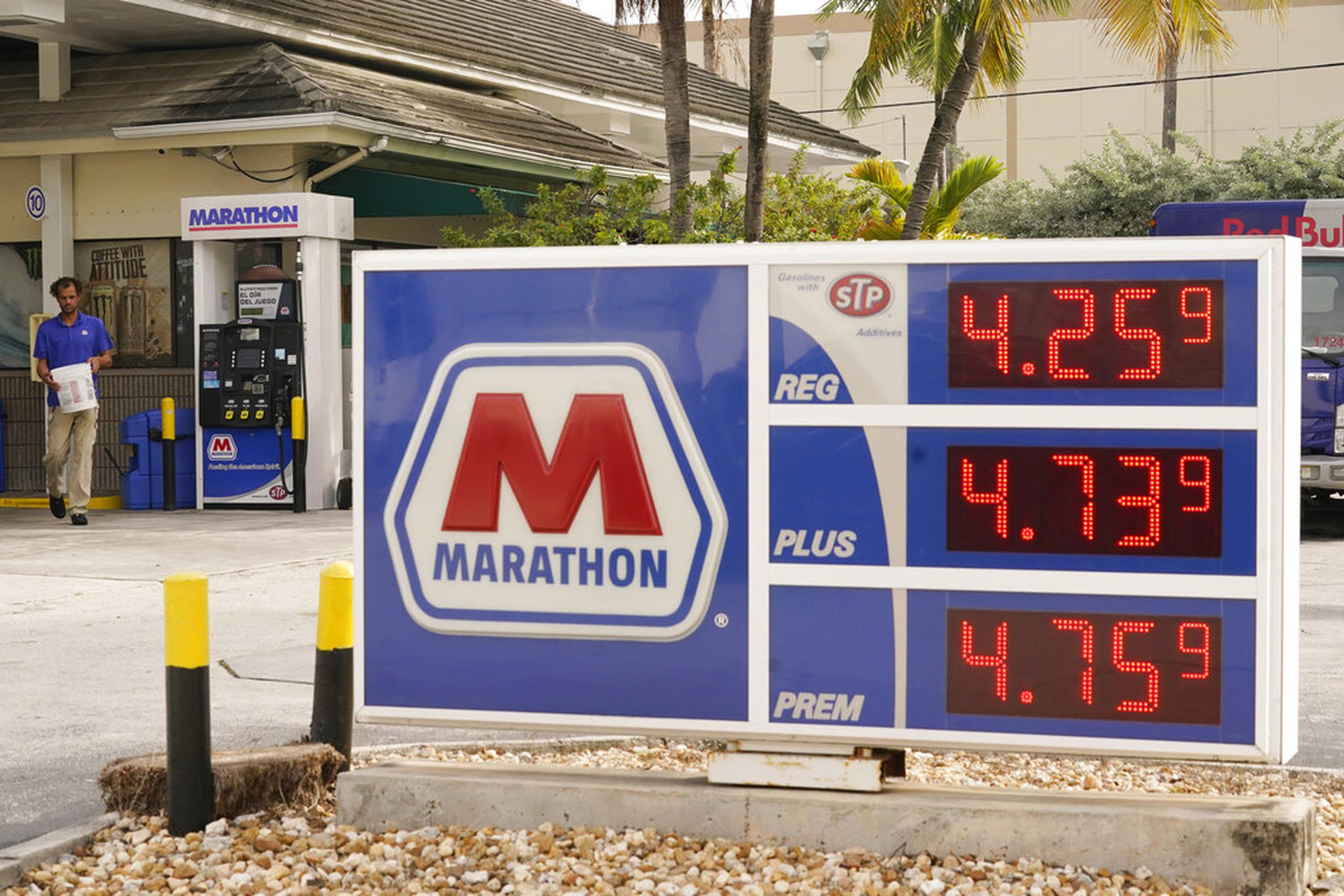 Los precios de la gasolina en una estación de Marathon el 17 de noviembre de 2021, en Miami Beach, Florida.
