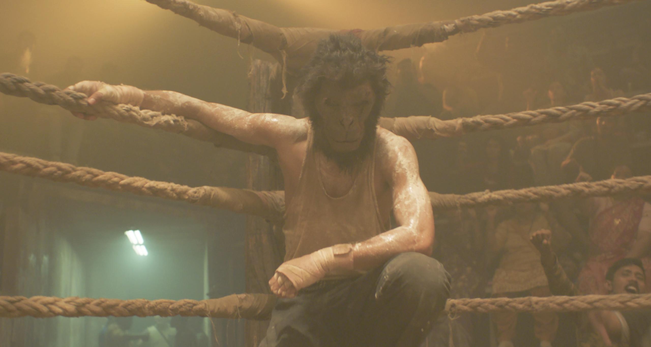 En "Monkey Man", un hombre busca venganza por la muerte de su madre.