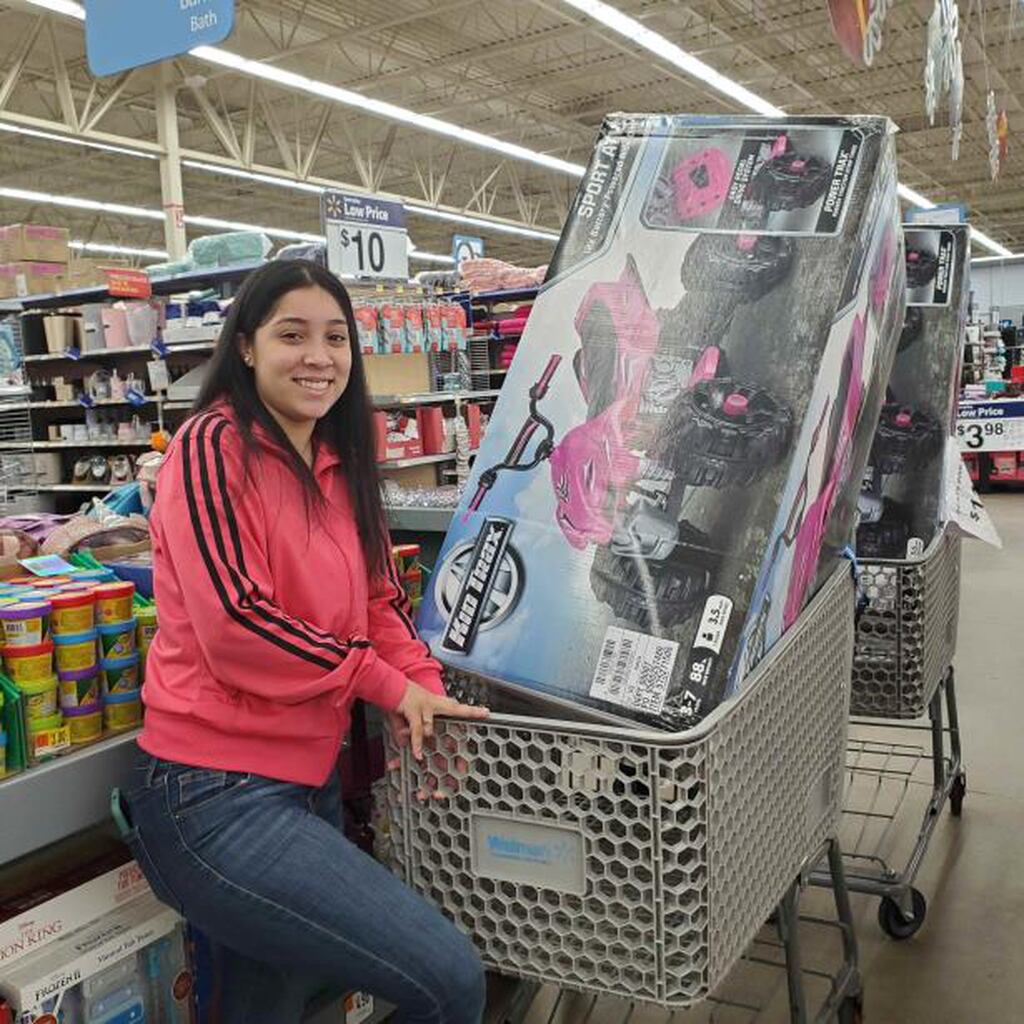 Salen Encantados Con La Venta Del Madrugador Primera Hora Fotografia de archivo de un vehiculo mazda 6. salen encantados con la venta del