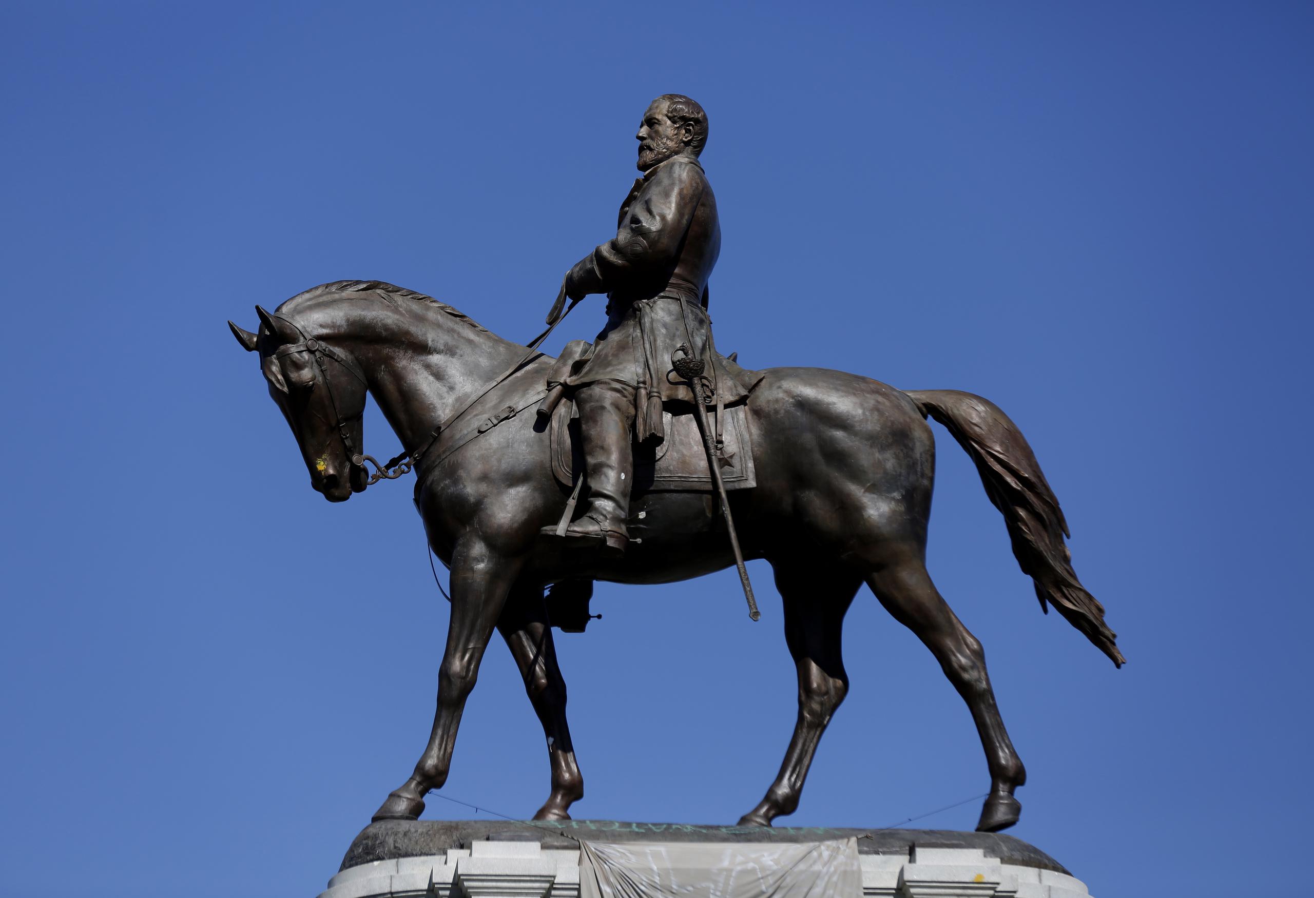 Robert E. Lee se alzó sobre la capital de Virginia durante más de un siglo. (Daniel Sangjib Min/Richmond Times-Dispatch via AP, File)