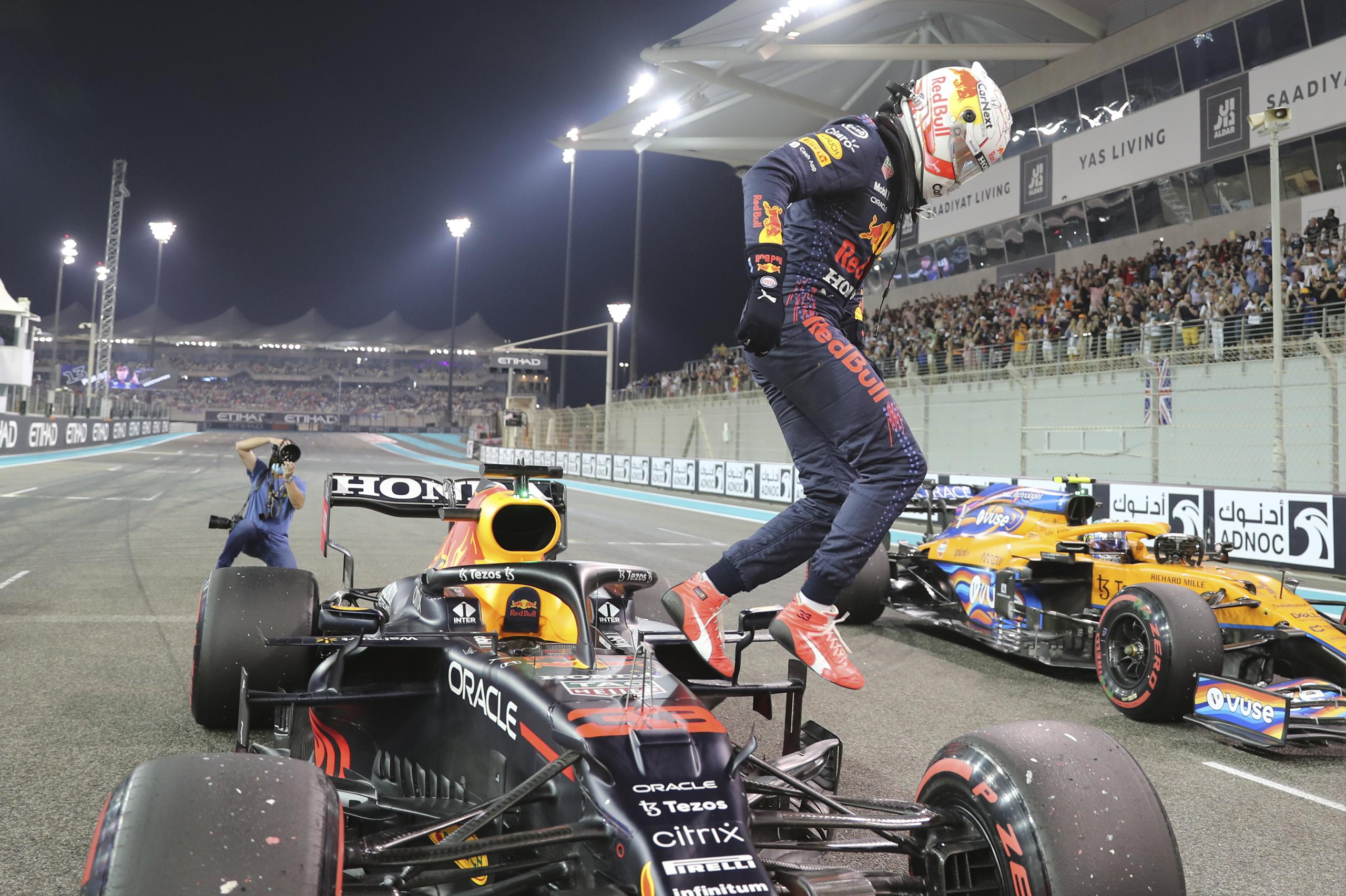 El holandés Max Verstappen, de Red Bull, sale de su automóvil tras conseguir la 'pole position' para el Gran Premio de Abu Dabi.
