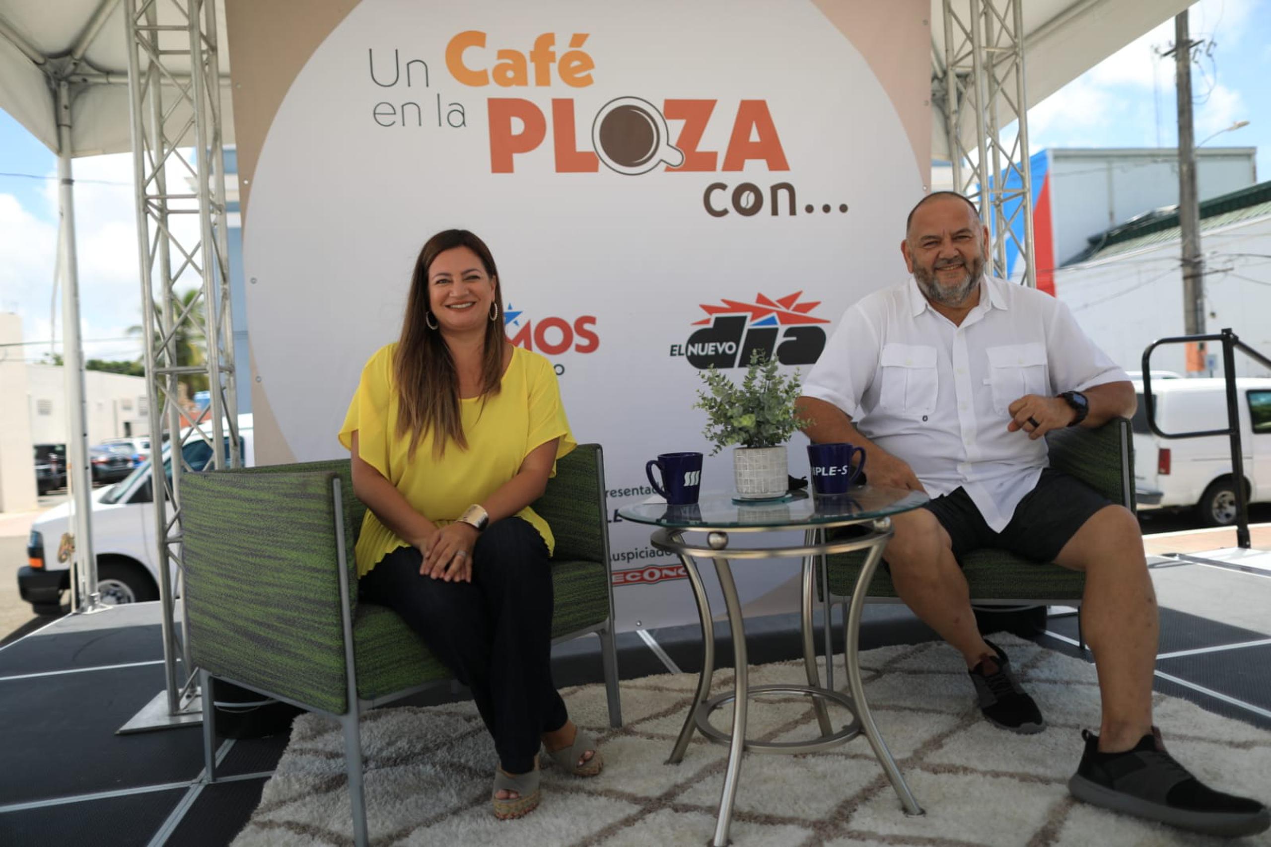 El actor Junior Álvarez fue el invitado para compartir un café en la plaza de Naguabo, como parte de la iniciativa Somos Puerto Rico. En esta ocasión, fue entrevistado por la periodista Damaris Hernández.