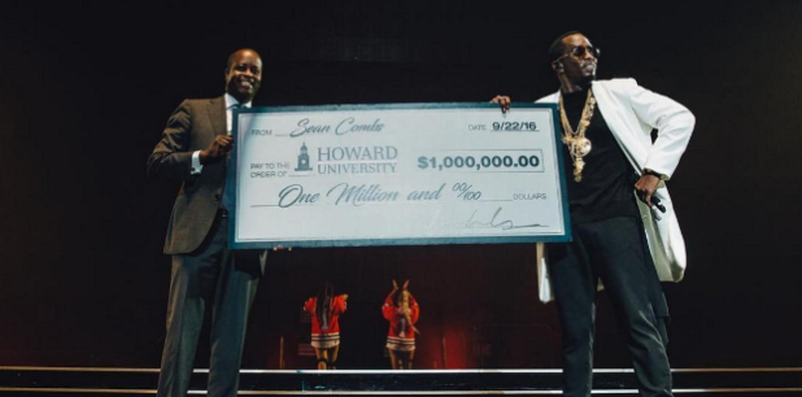 P. Diddy durante la entrega simbólica del dinero. (Twitter)
