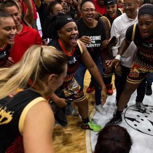 ¡Fiesta en Carolina! El baloncesto femenino tiene nuevas campeonas