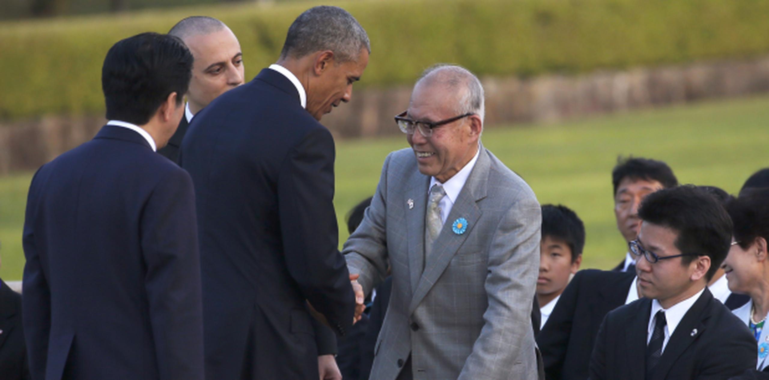 Obama saluda a Shigeaki Mori, sobreviviente de la bomba atómica en Hiroshima. (Prensa Asociada)