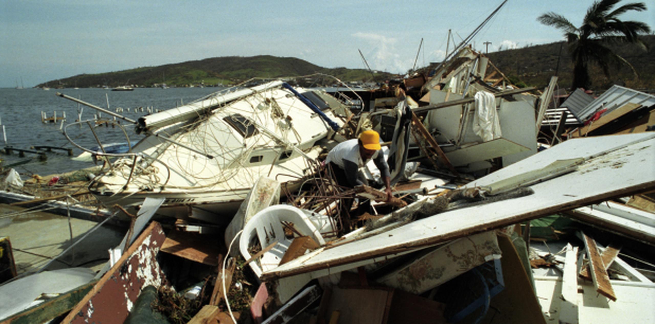 El sistema llegó con vientos superiores a las 100 millas por hora que arrancaron cientos de techos de hogares. (Archivo)