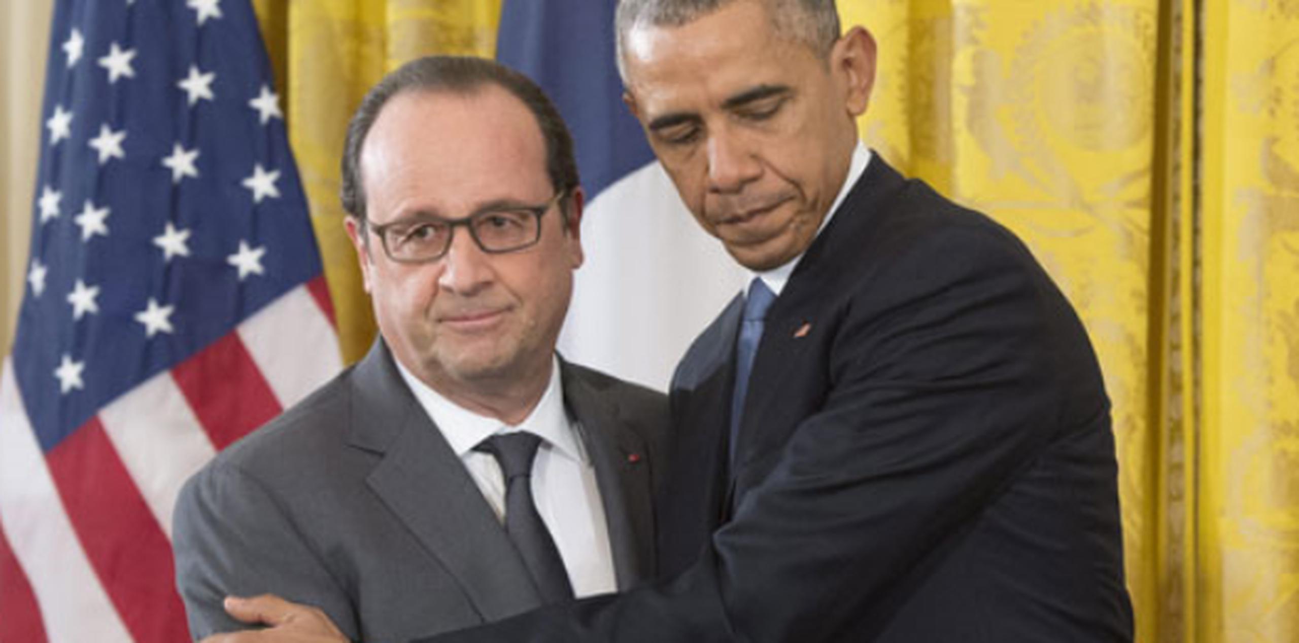 El presidente de EE.UU., Barack Obama, saluda a su homólogo francés, François Hollande. (Agencia EFE)