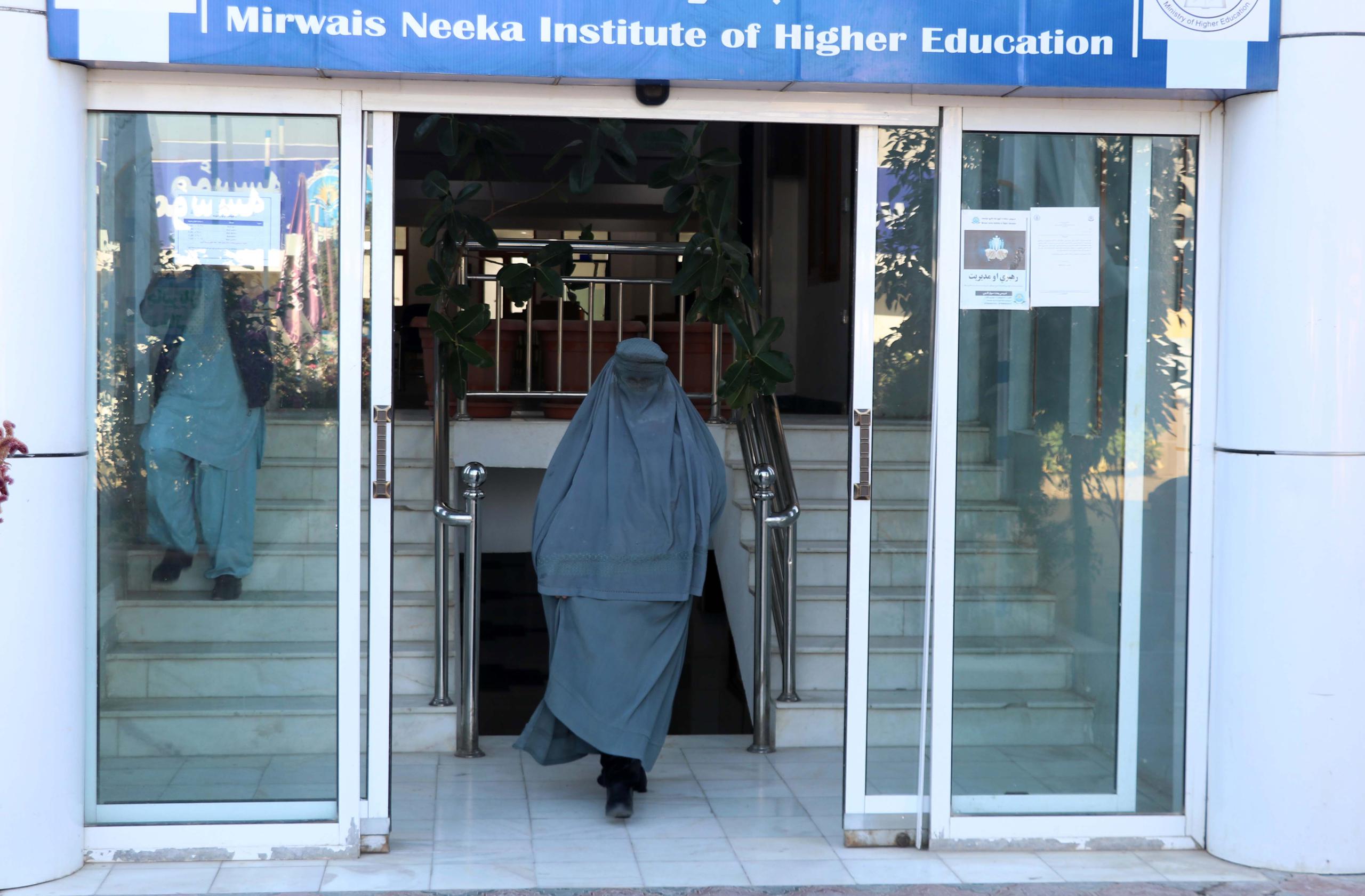 La prohibición a las adolescentes de asistir a las escuelas, la segregación por sexos en lugares públicos, la obligación de usar velo y estar acompañadas por un familiar masculino en trayectos largos son algunas de las restricciones impuestas por los talibanes.