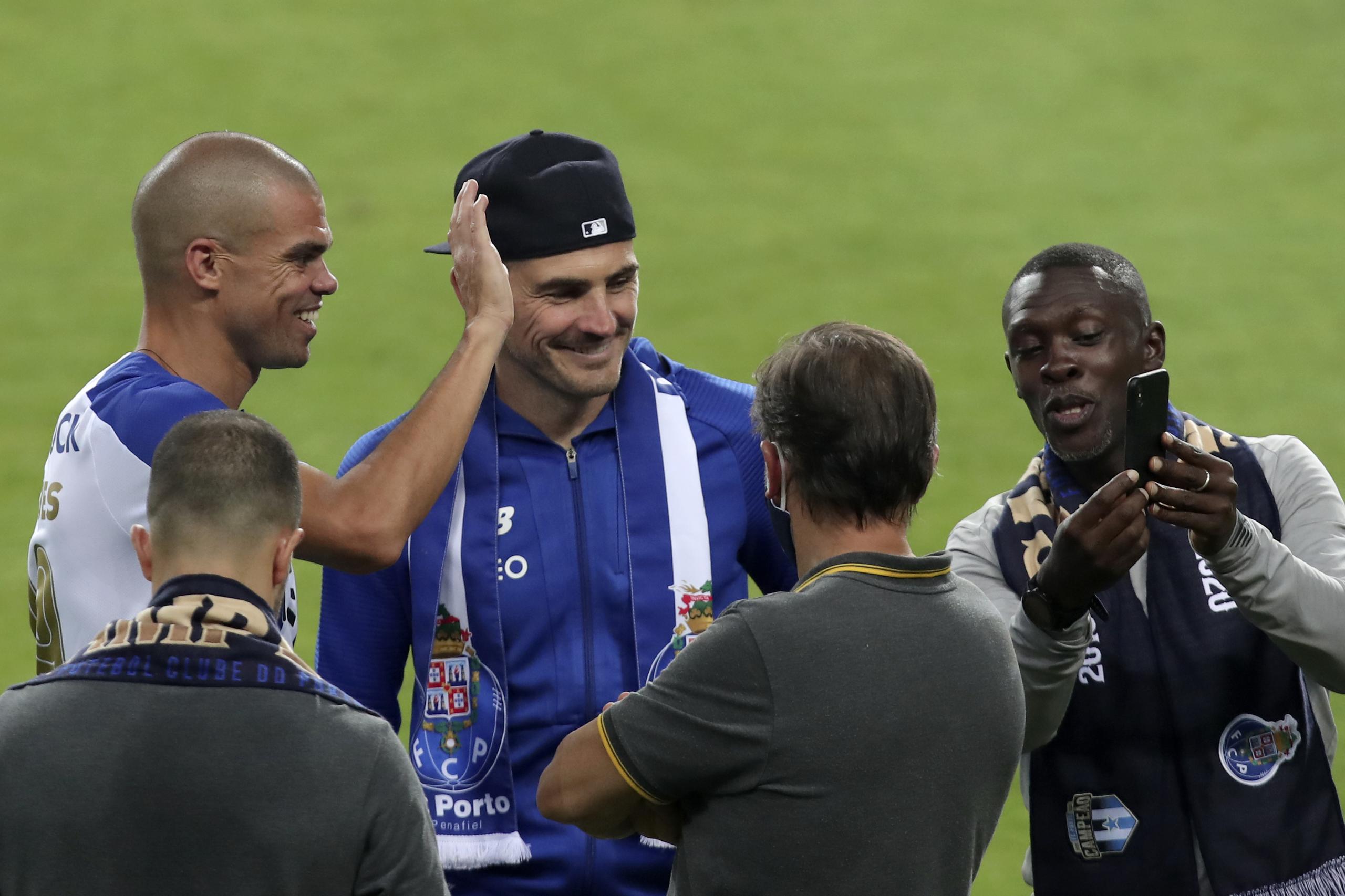 El arquero Iker Casillas (centro) participa en el festejo del Porto tras vencer a Sporting para ganar el título de la liga portuguesa, el miércoles 15 de julio de 2020.