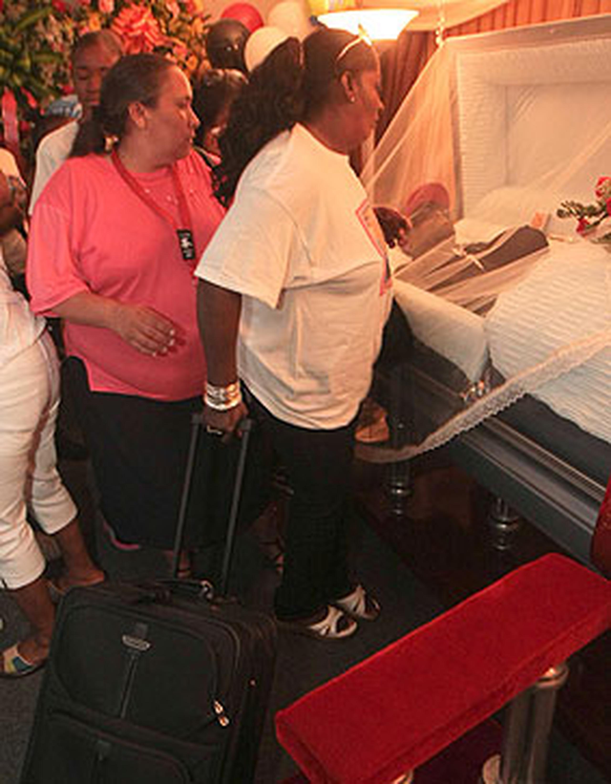 Su tía Margarita Román Walter irrumpió en la capilla de la funeraria Carolina Memorial con maleta en mano. (Para Primera Hora/Rafael Pichardo)