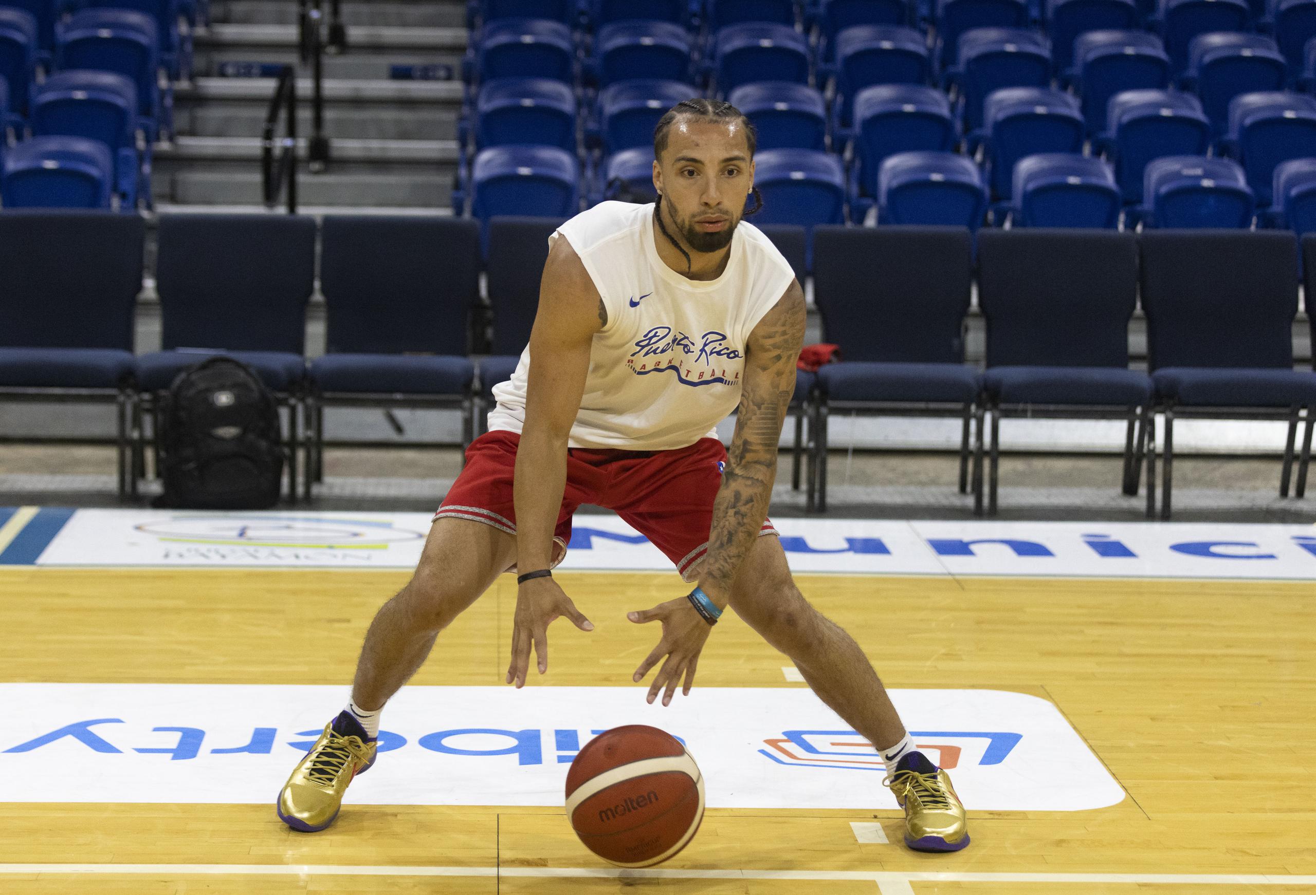 José Alvarado trabaja el manejo del balón durante un entrenamiento en el Coliseo Rubén Rodríguez como preparación para su cercano debut con el uniforme de Puerto Rico en la ventana FIBA.