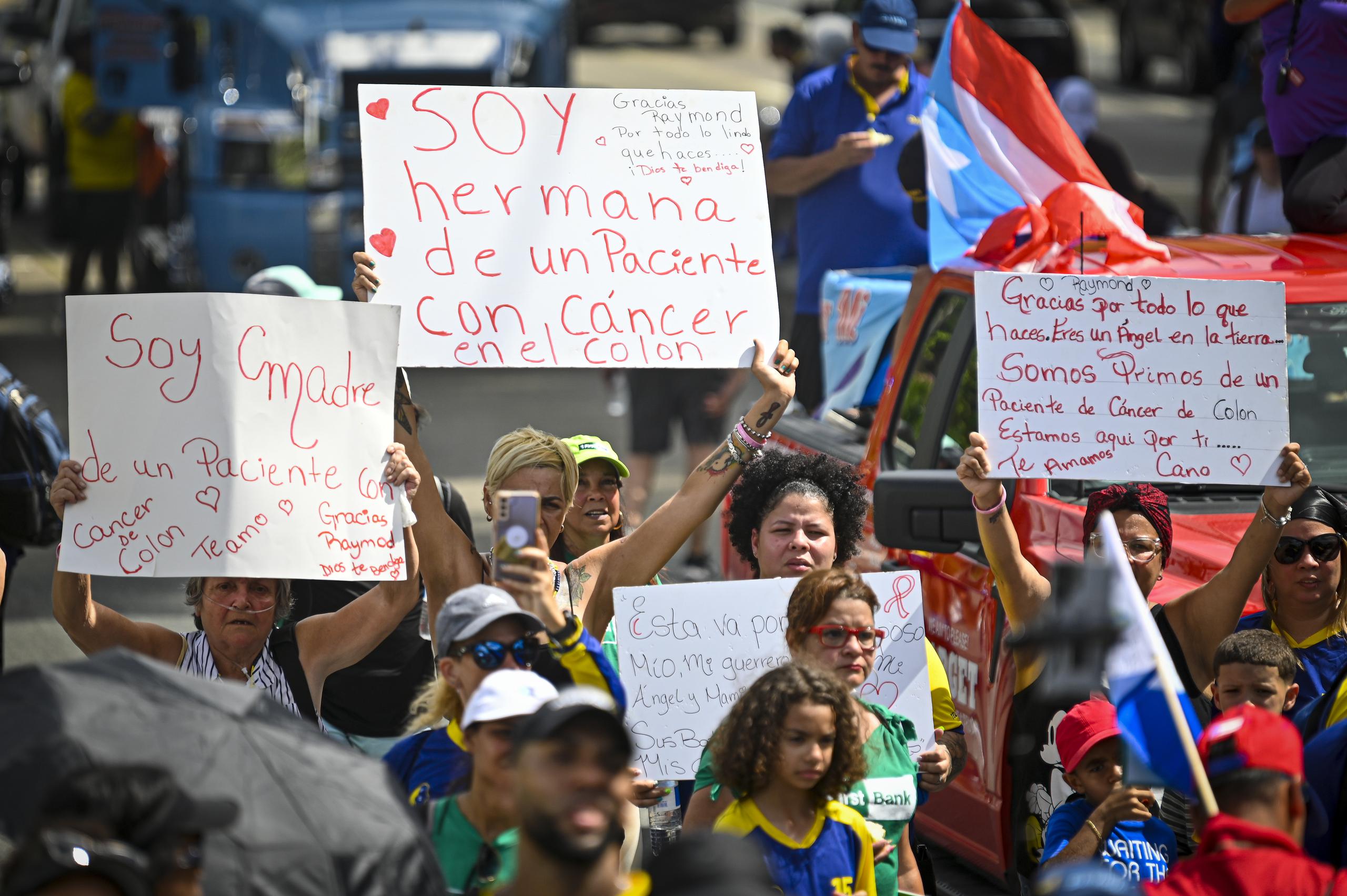 Decenas de personas, muchas con pancartas con mensajes de dedicatorias a pacientes o sobrevivientes de cáncer, llegaron hasta la Asociación de la Policía en Guaynabo, como parte de la penúltima ruta de la caminata.