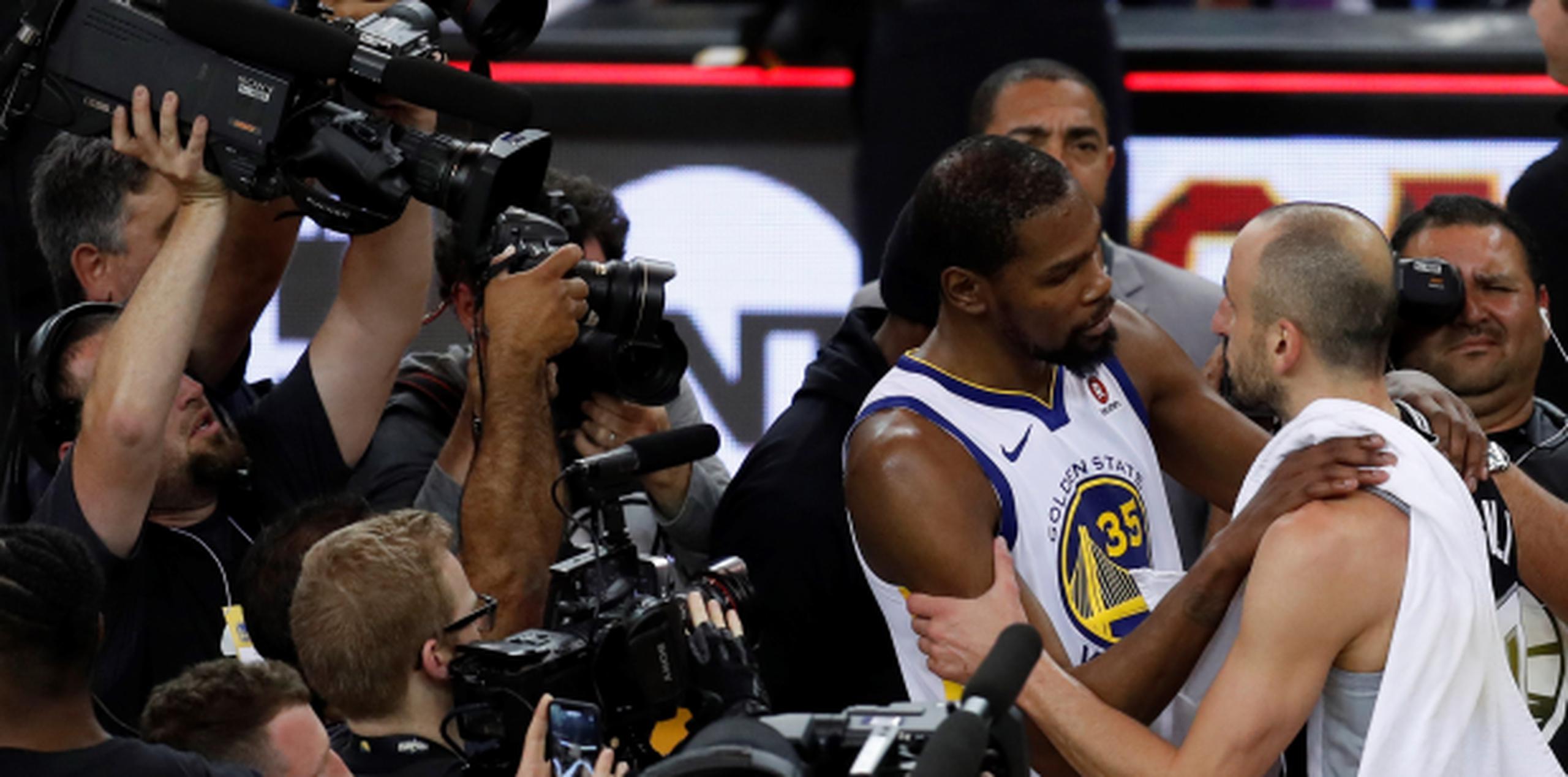 Tras el que podría ser su último partido en el baloncesto profesional, Manu Ginóbili felicita a Kevin Durant tras el apretado triunfo de Golden State. (AP)