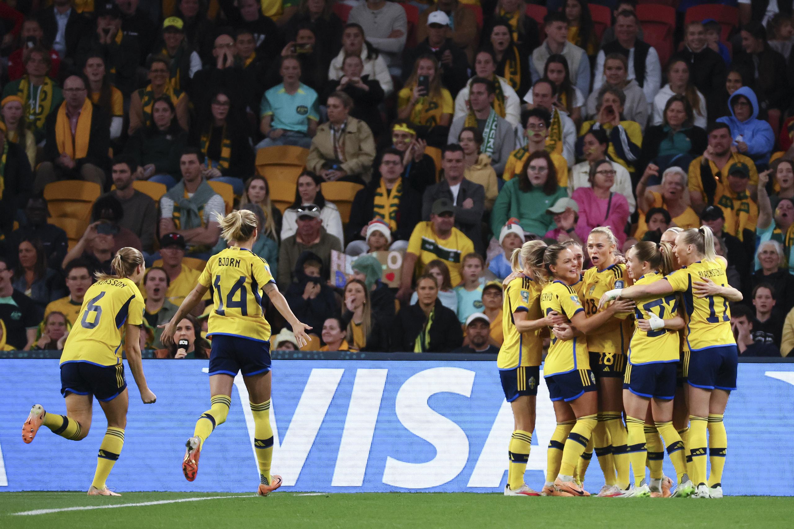 Suecia celebra su primer gol en el partido por el tercer puesto del Mundial femenino, contra Australia.