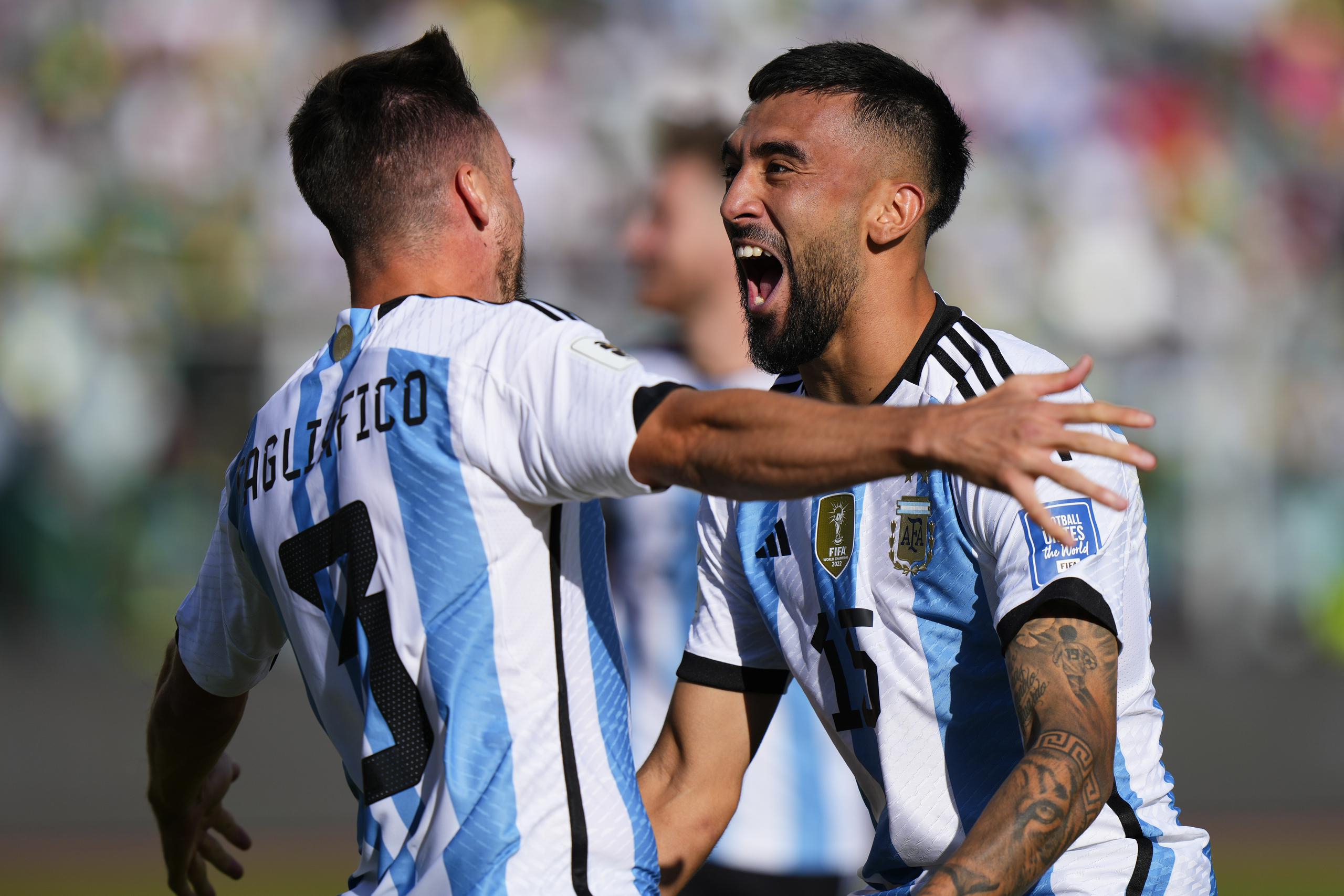 Nicolás Tagliafico (izquierda) celebra con Nicolás González tras anotar el segundo gol de Argentina
ante Bolivia por las eliminatorias del Mundial.