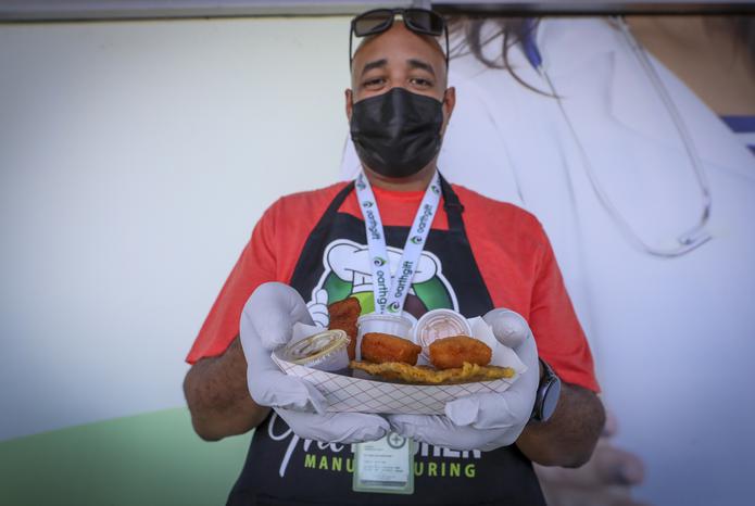 Enrique Dominguez, uno de los socios de Earth Gift, también disfrutó de la actividad de aniversario, donde los participantes pudieron degustar de salsas con infusión de cannabis, creadas por el chef Fernando Andino Ortiz.