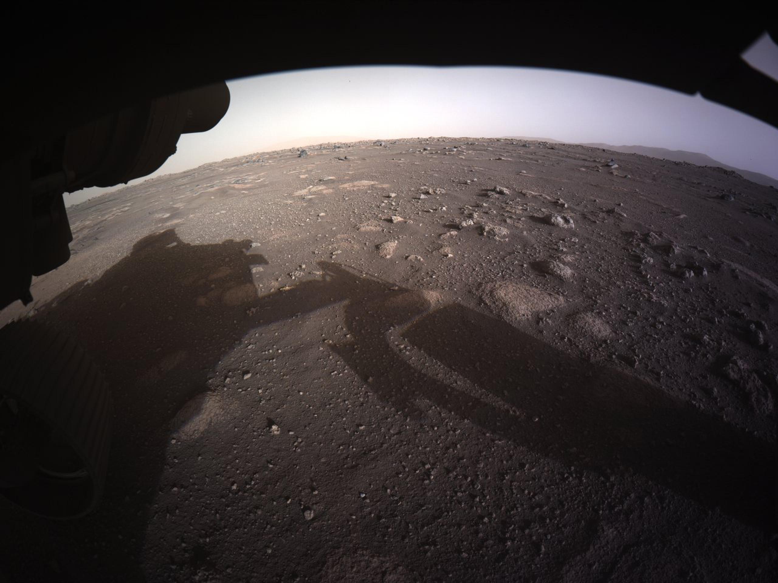 Imagen de la sombra del Perseverance reflejada sobre la superficie marciana.