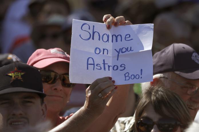 Una fanática expresa su molestia con los Astros de Houston durante un partido primaveral efectuado este fin de semana en West Palm Beach.