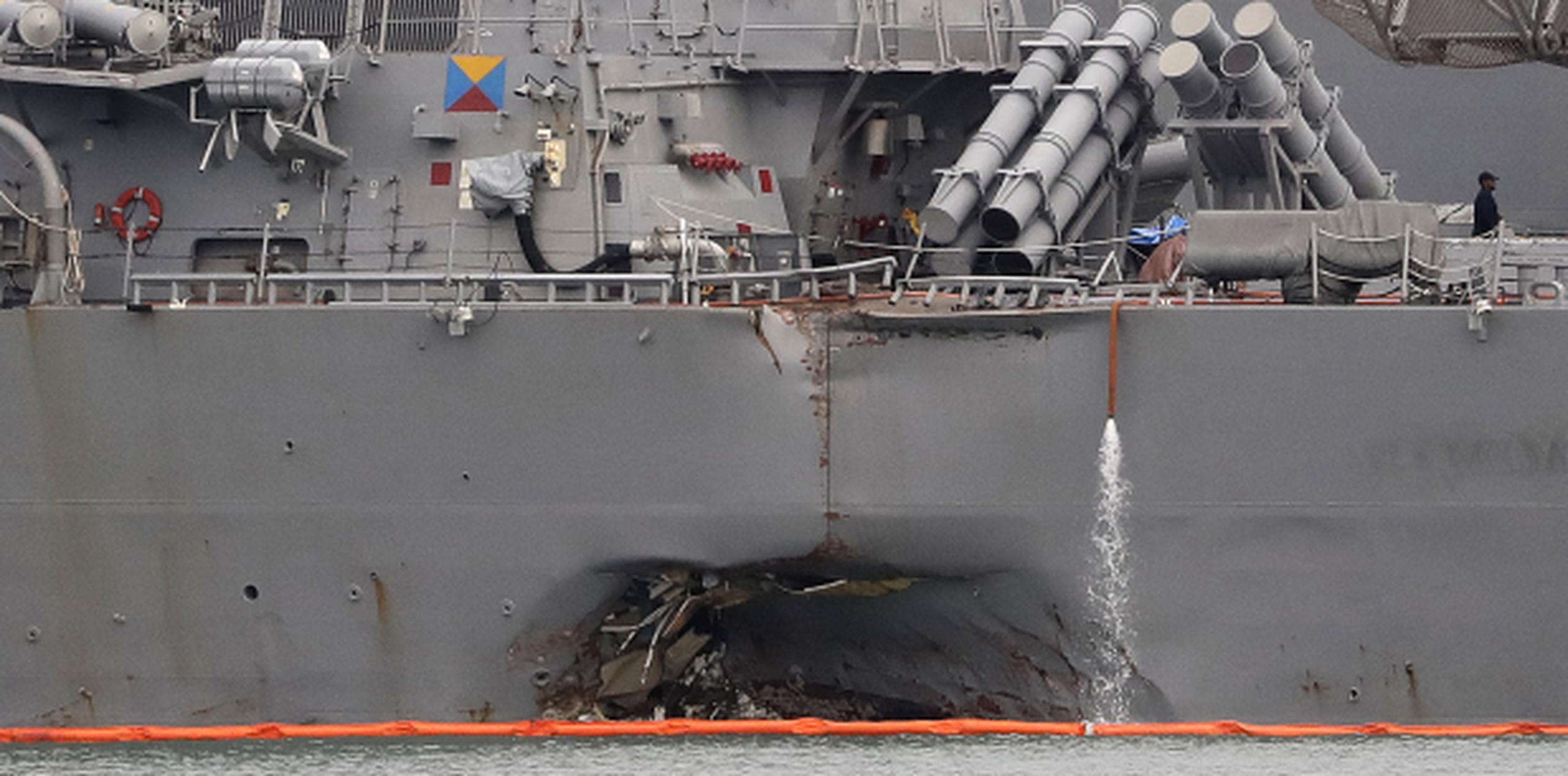 La colisión con un tanquero de petróleo dejó un enorme agujero en el costado del destructor USS John S. McCain. (AP Photo/Wong Maye-E)
