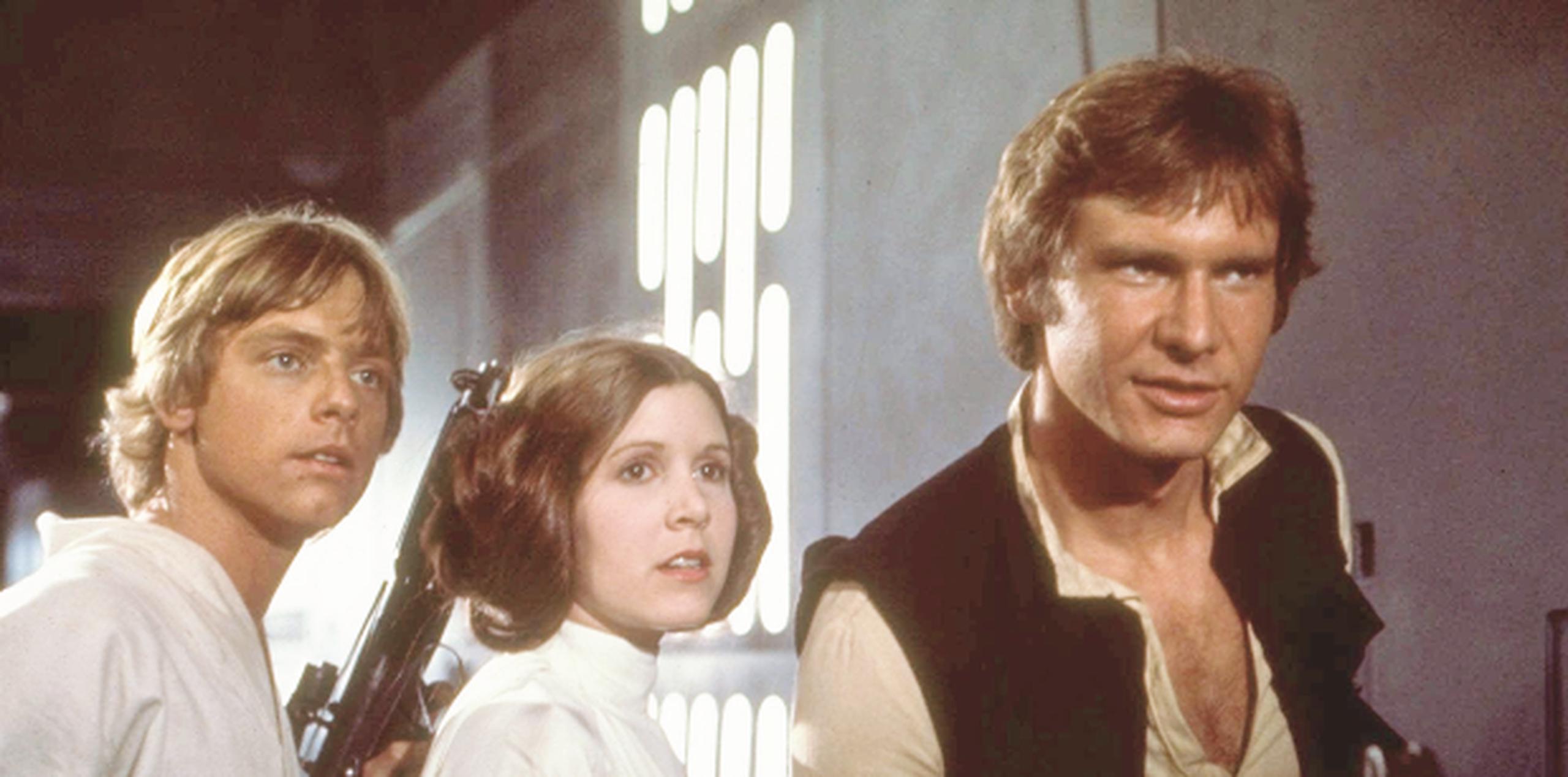 Hamill junto a Fisher y Harrison Ford en una escena de la primera Star Wars. (Prensa Asociada)