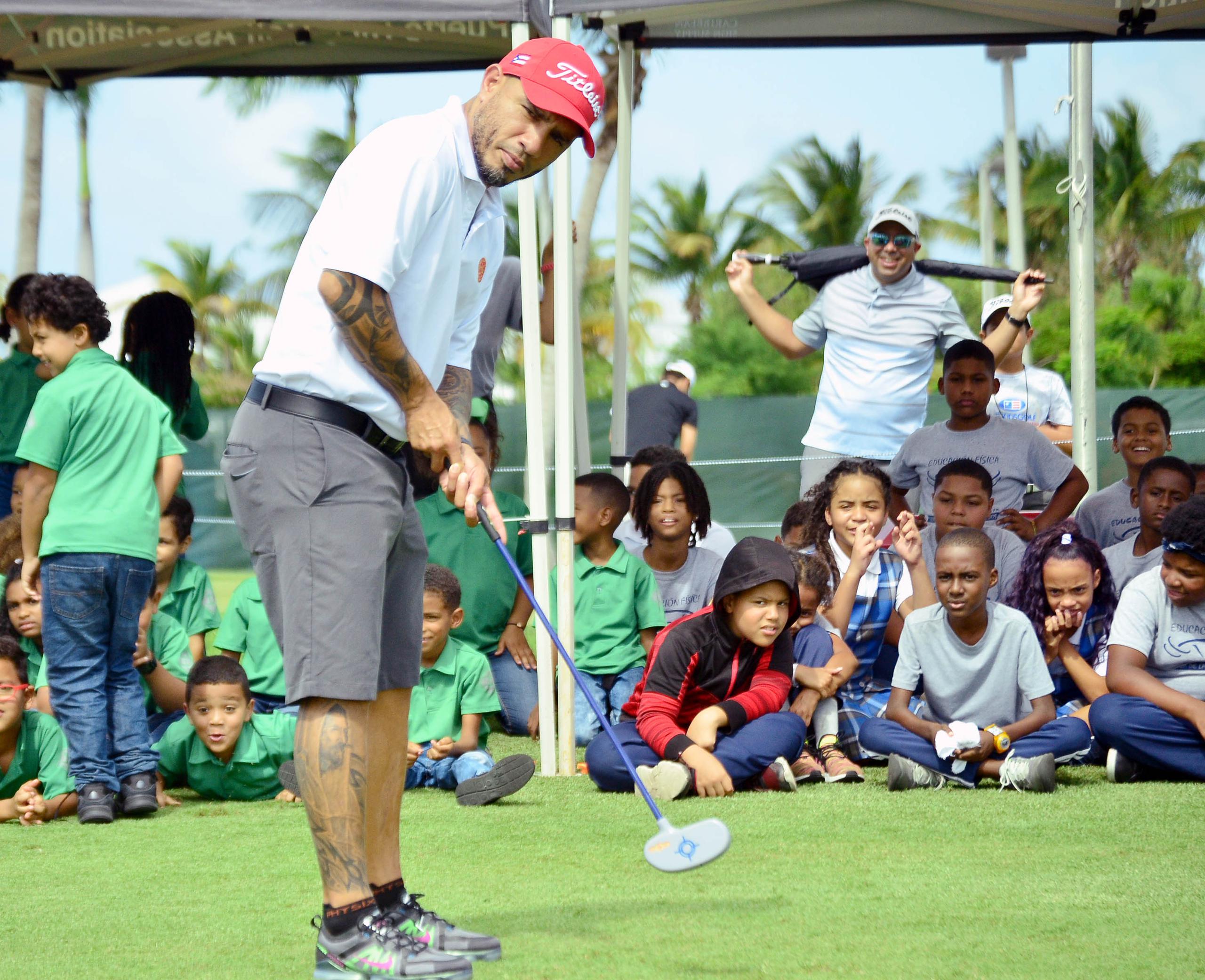 Miguel Cotto pasa parte de sus días libres en los distintos campos de Puerto Rico puliendo sus destrezas en el golf.