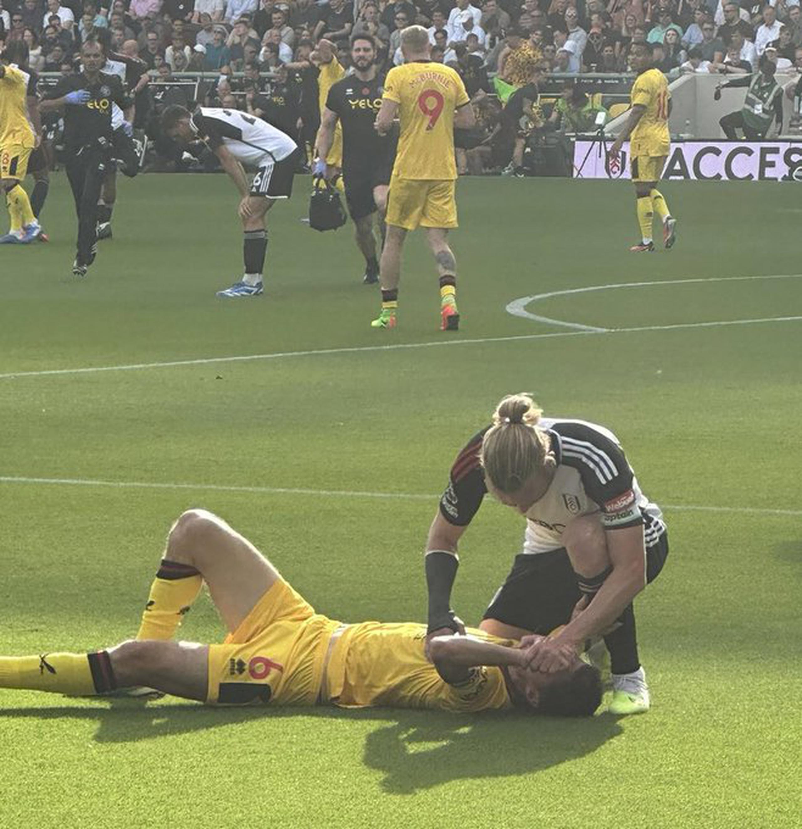 Chris Basham yace en el suelo mientras es asistido por un jugador contrario. El jugador fue llevado en ambulancia a un hospital.