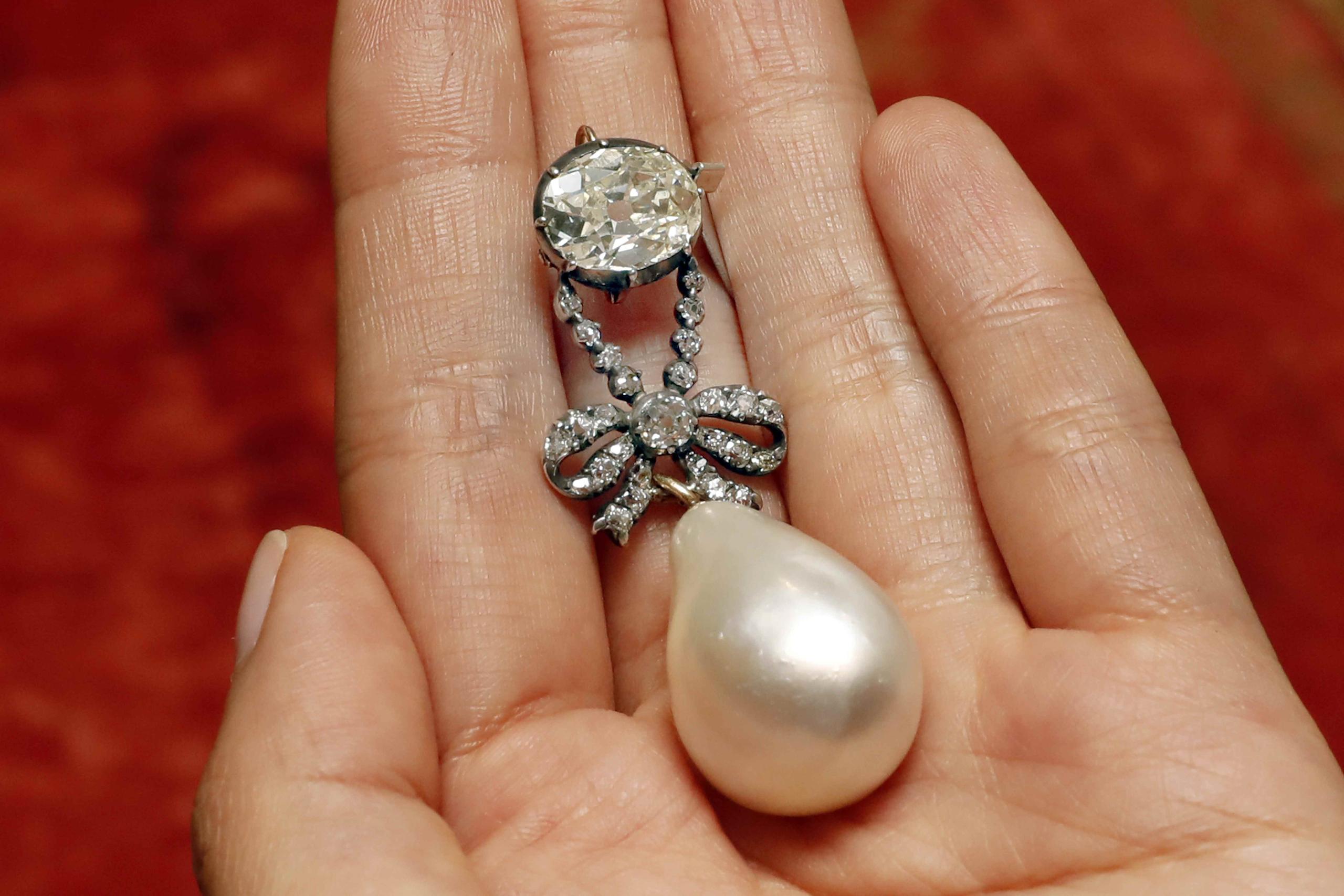 Pendiente de perla y diamante de la reina María Antonieta del siglo XVIII, exhibido en Sotheby’s, en Nueva York. (AP / Richard Drew)