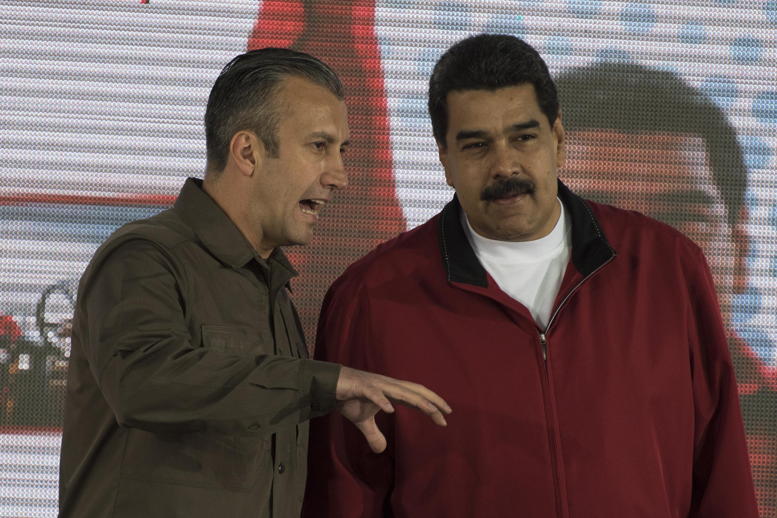 El vicepresidente de Economía y ministro de Petróleo, Tareck El Aissami, junto al presidente venezolano Nicolás Maduro.