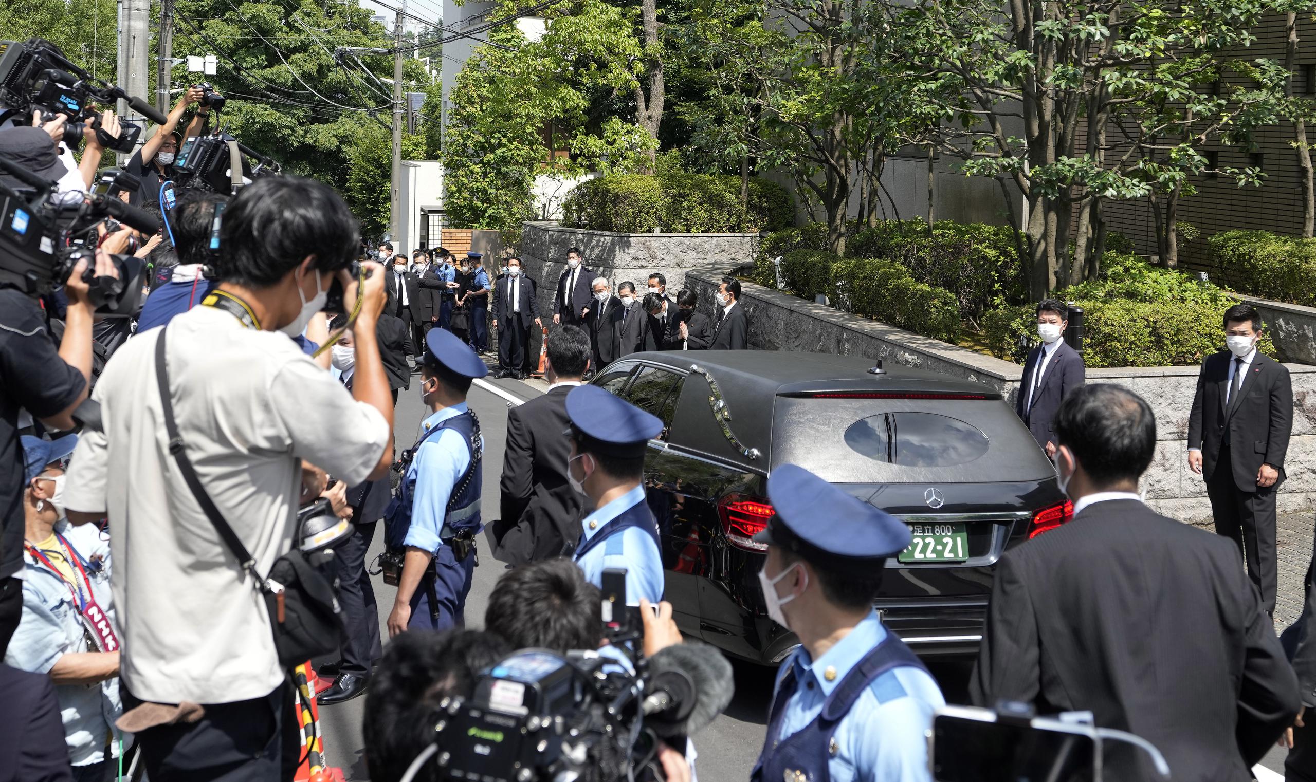 Un coche fúnebre que transporta el cuerpo del asesinado ex primer ministro japonés Shinzo Abe llega a su residencia en Tokio.
