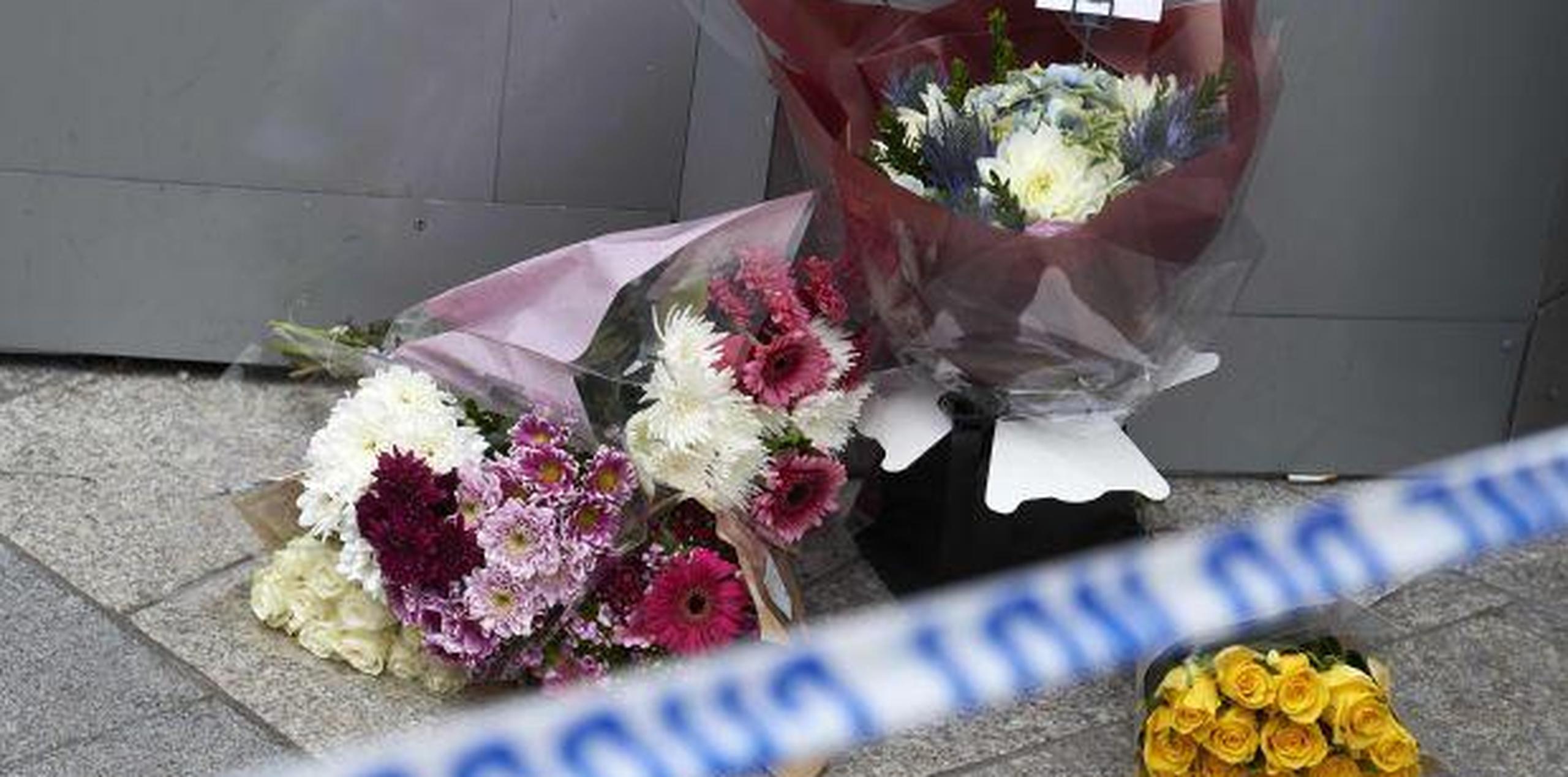 Las flores son colocadas en el barrio de Londres como un homenaje a las víctimas del ataque terrorista. (GDA)