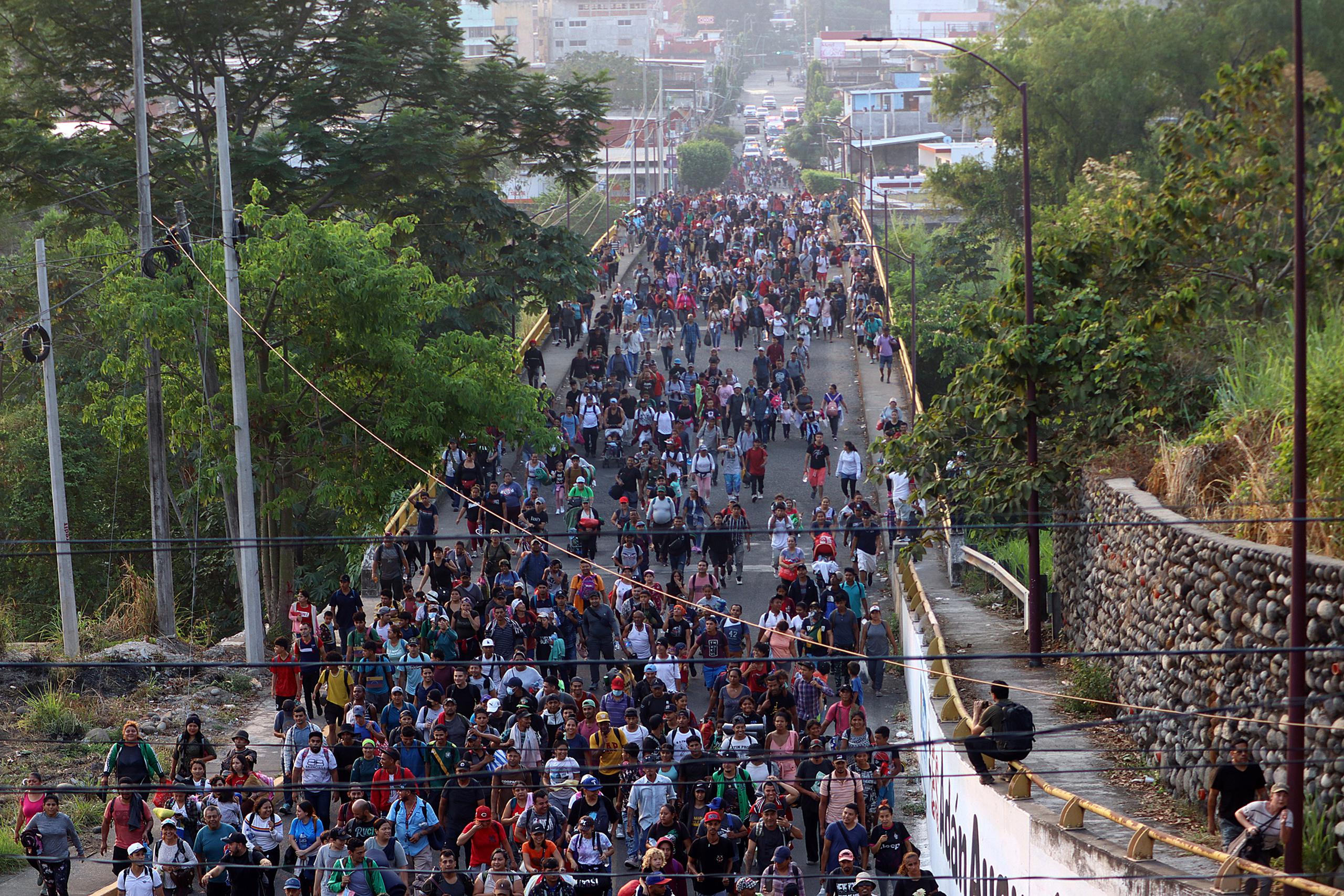Migrantes caminan en caravana hoy, en el municipio de Tapachula, al sur de México. EFE/Juan Manuel Blanco
