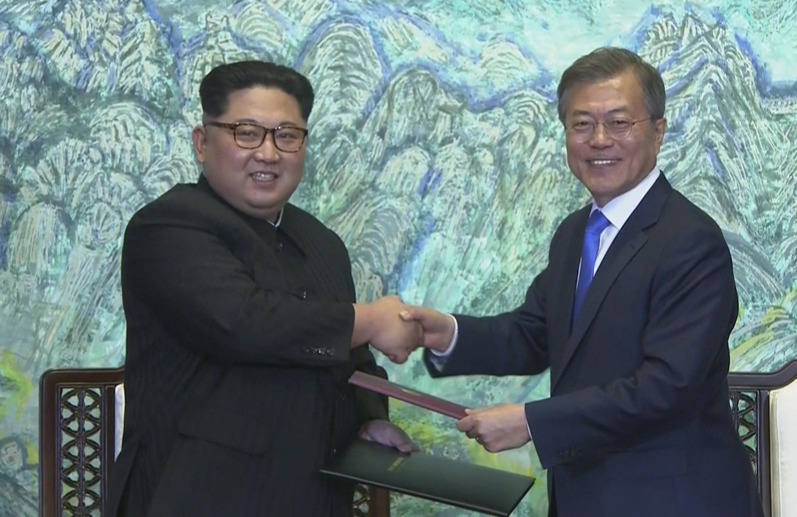 Kim Jong Un, a la izquierda, y el presidente sudcoreano Moon Jae-in, compartieron abrazos y buenos deseos, en medio de un atípico cruce de fronteras entre ambos líderes. (AP)