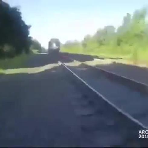Policía corre para salvar a hombre a punto de ser arrollado por un tren
