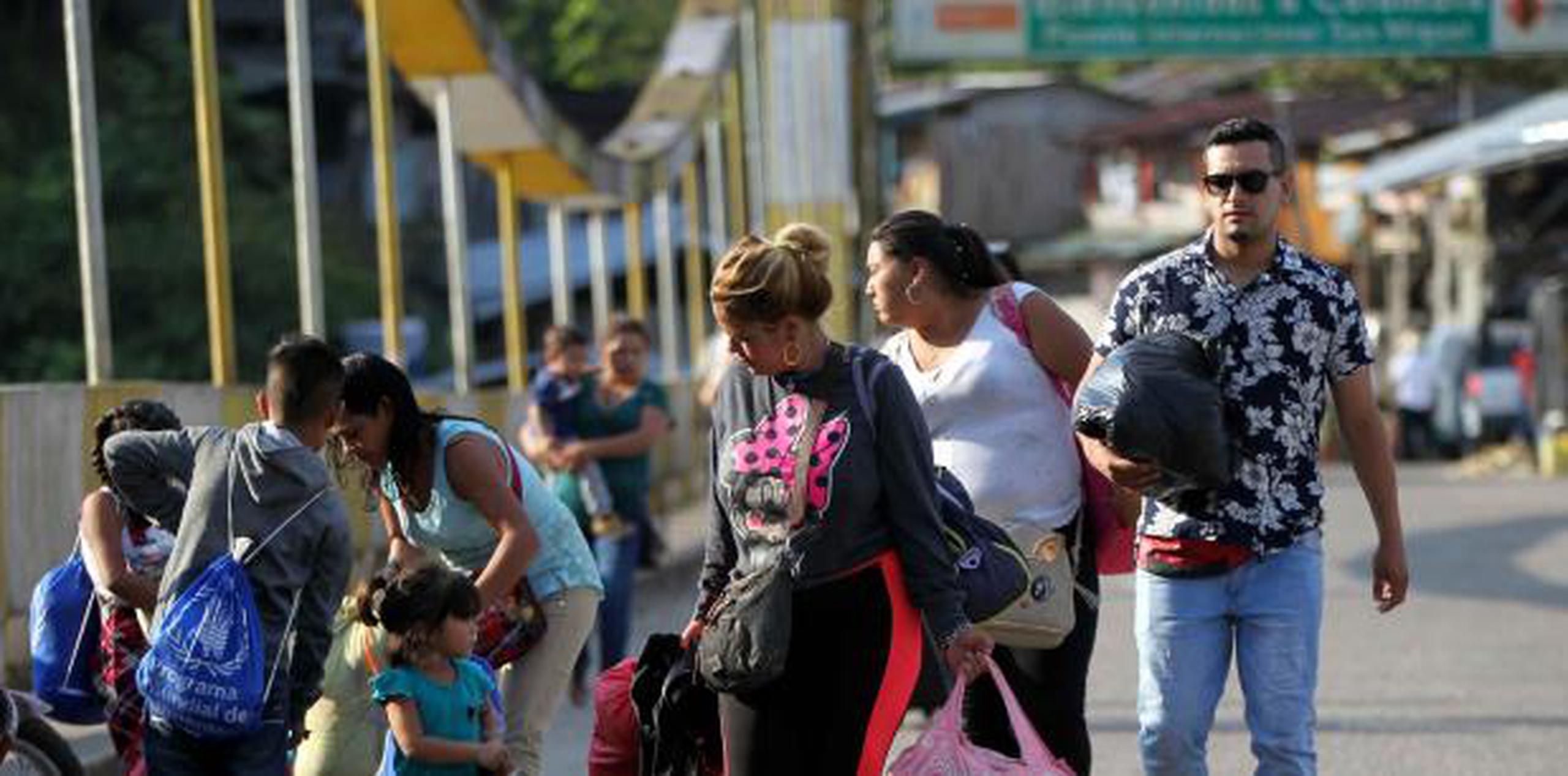 Entre aquellos que sí llegaron antes de la hora límite para entrar sin visa a Ecuador, la desesperanza, el cansancio y la incredulidad se reflejaban en las caras de padres e hijos que recorren la carretera que lleva al puente. (EFE)
