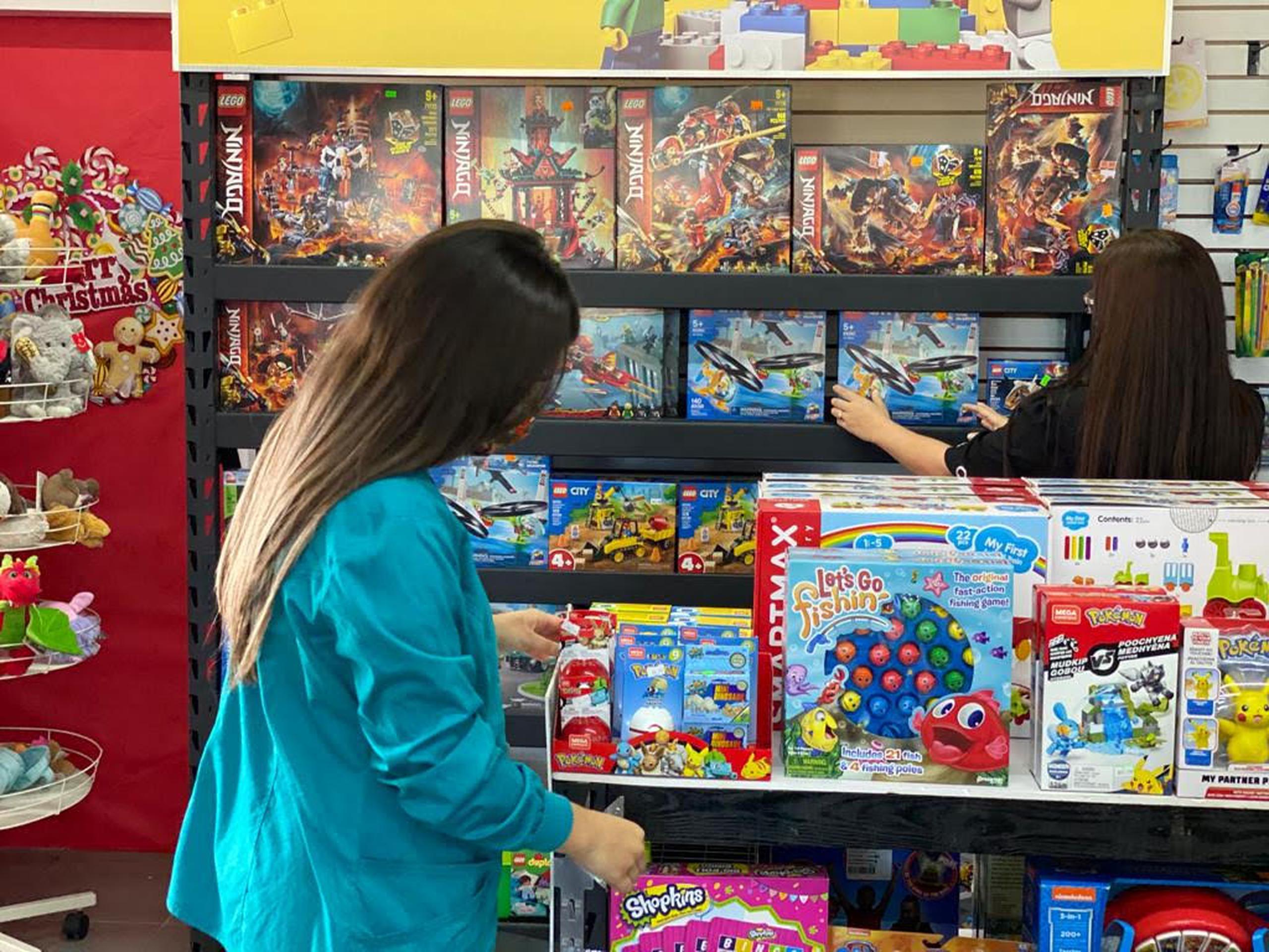 La tienda trabaja desde marcas reconocidas como Barbie y Lego hasta juguetes educativos, rompecabezas, carritos, bloques, muñecas y libros infantiles de autores puertorriqueños.