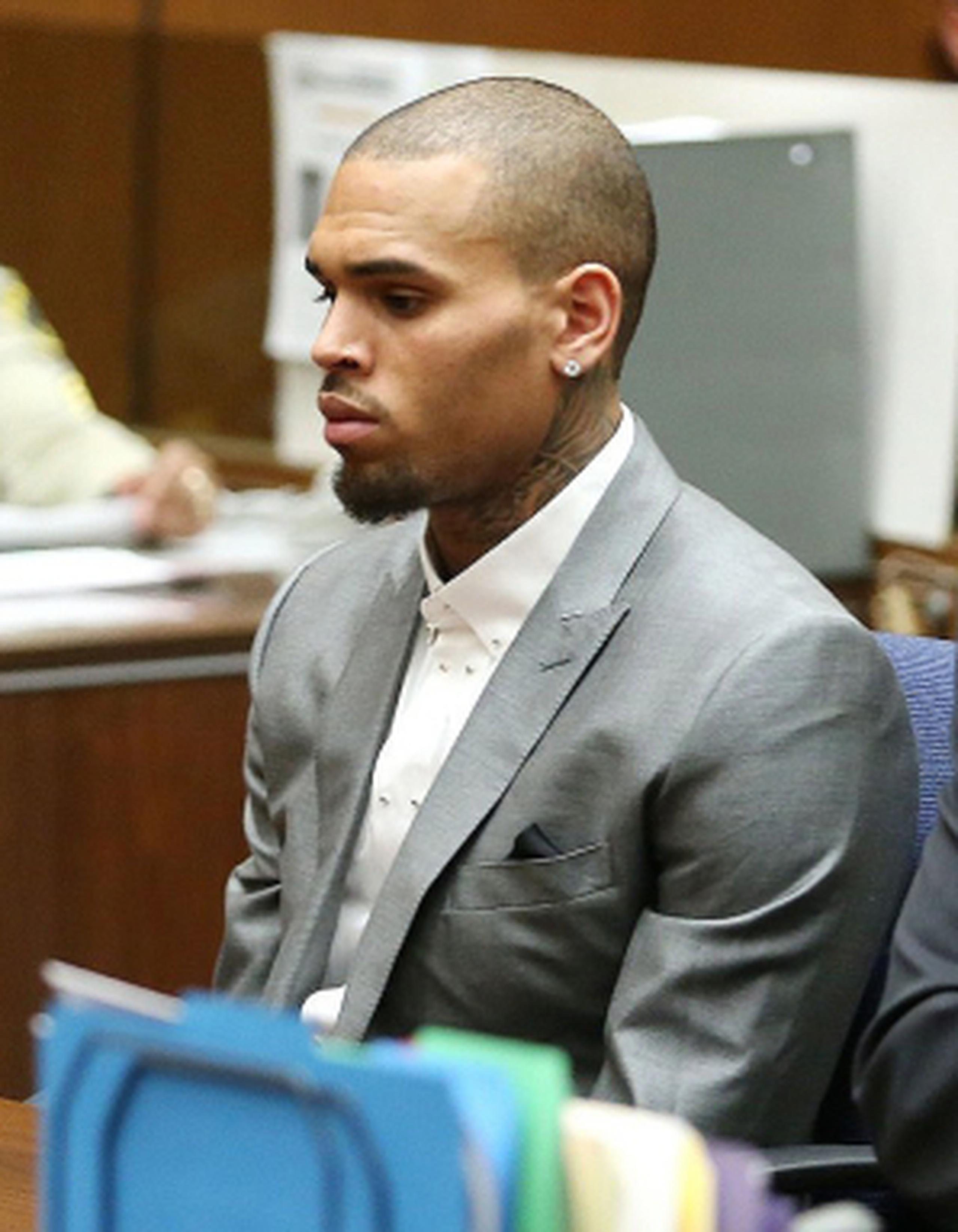 Los doctores que manejan el tratamiento de Chris Brown consideran que está progresando. (AFP)