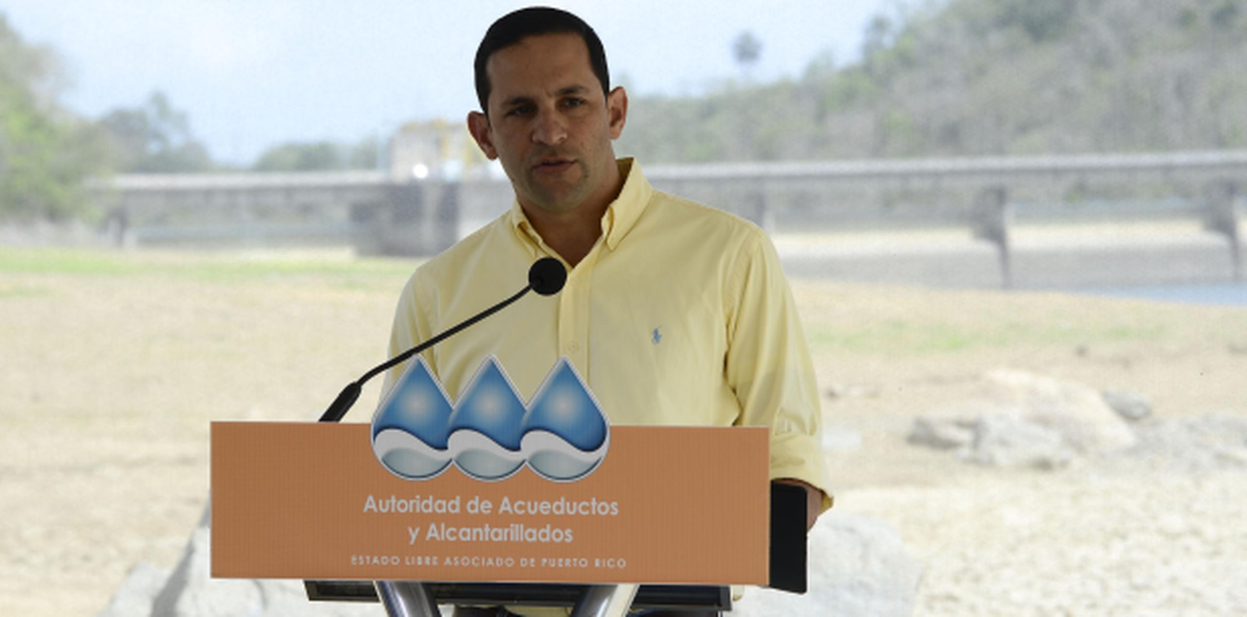 Alberto Lázaro, director ejecutivo de la AAA, anunció el proyecto que impediría el aumento en la tarifa del agua.