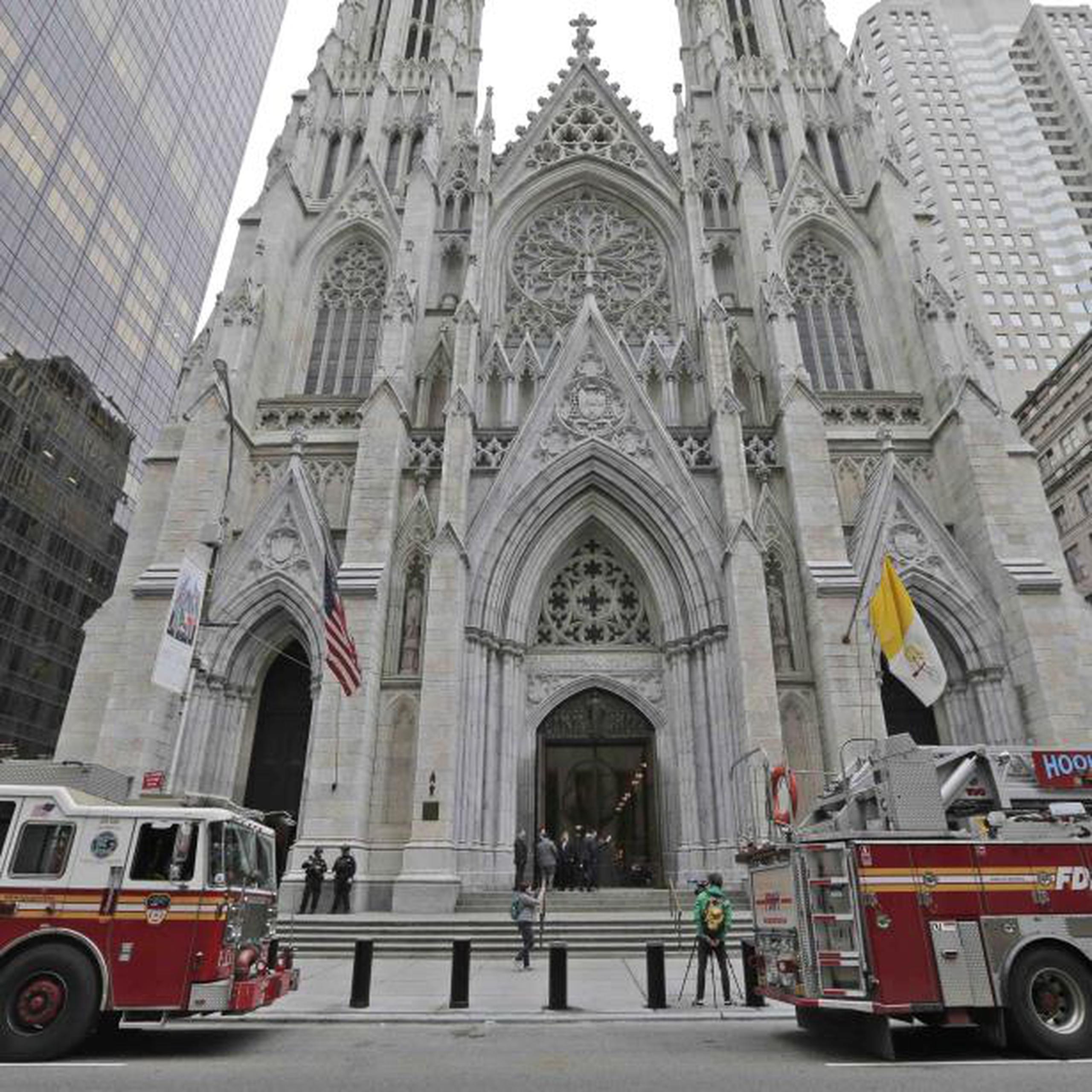 Bomberos examinan la catedral de San Patricio luego del incidente del hombre con gasolina en los predios de la emblemática estructura.  (AP)