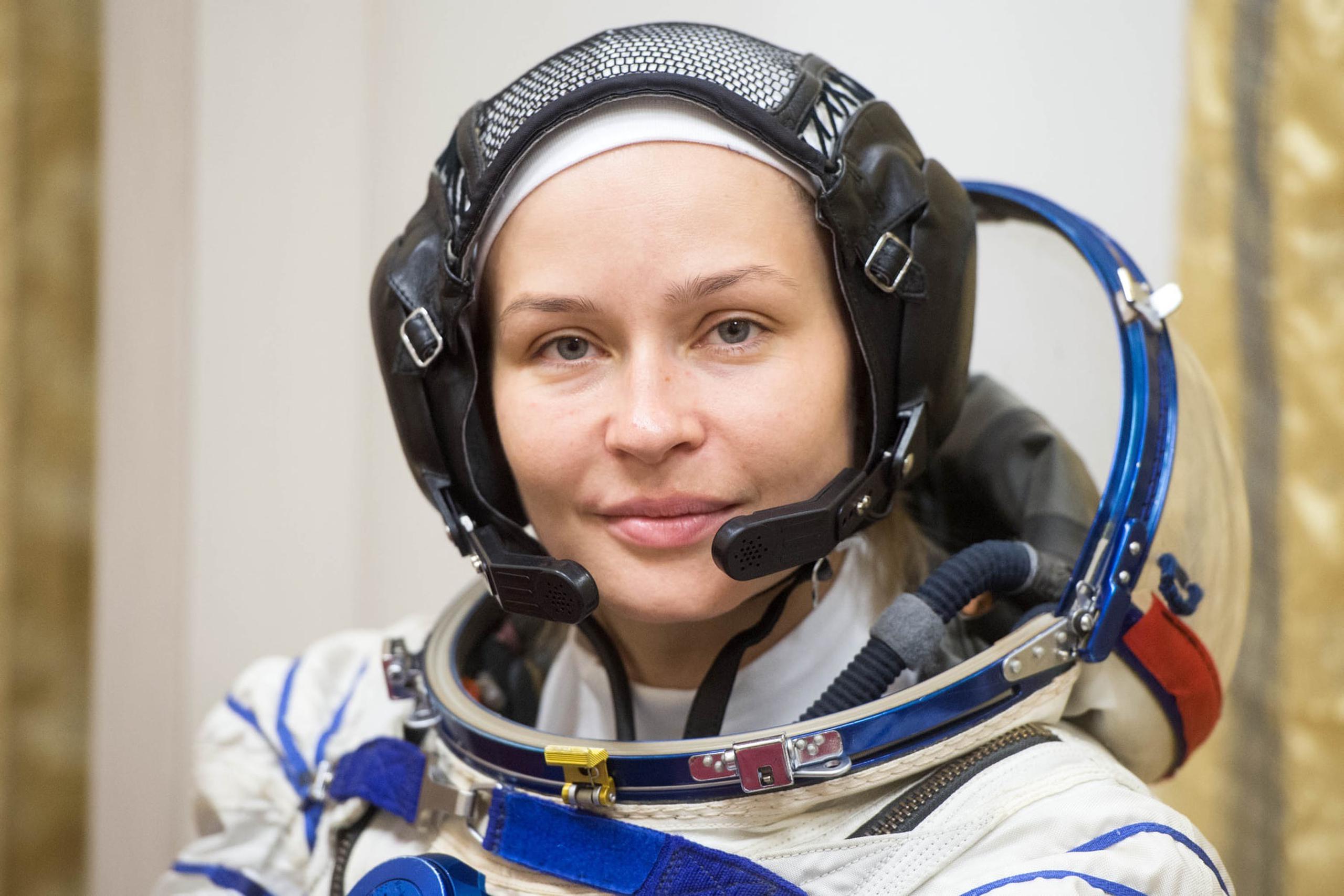 La actriz rusa Yulia Peresild se somete en el Centro de Preparación de Cosmonautas al último ensayo antes de rodar la primera película en el espacio, "El reto", a bordo de la Estación Espacial Internacional (EEI). EFE/Agencia espacial rusa, Roscomos.