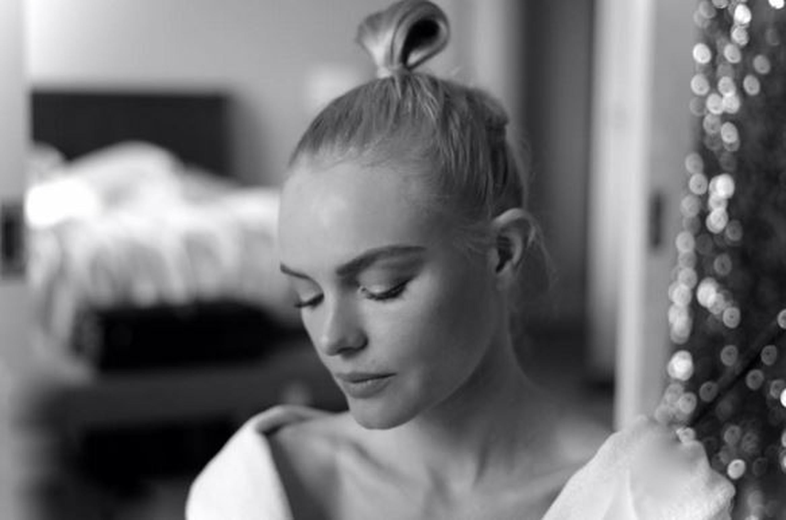 La actriz norteamericana colocó unas fotos suyas mientras era maquillada con el mensaje "En proceso". (Instagram)