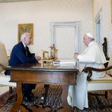 Joe Biden y papa Francisco conversan en el Vaticano