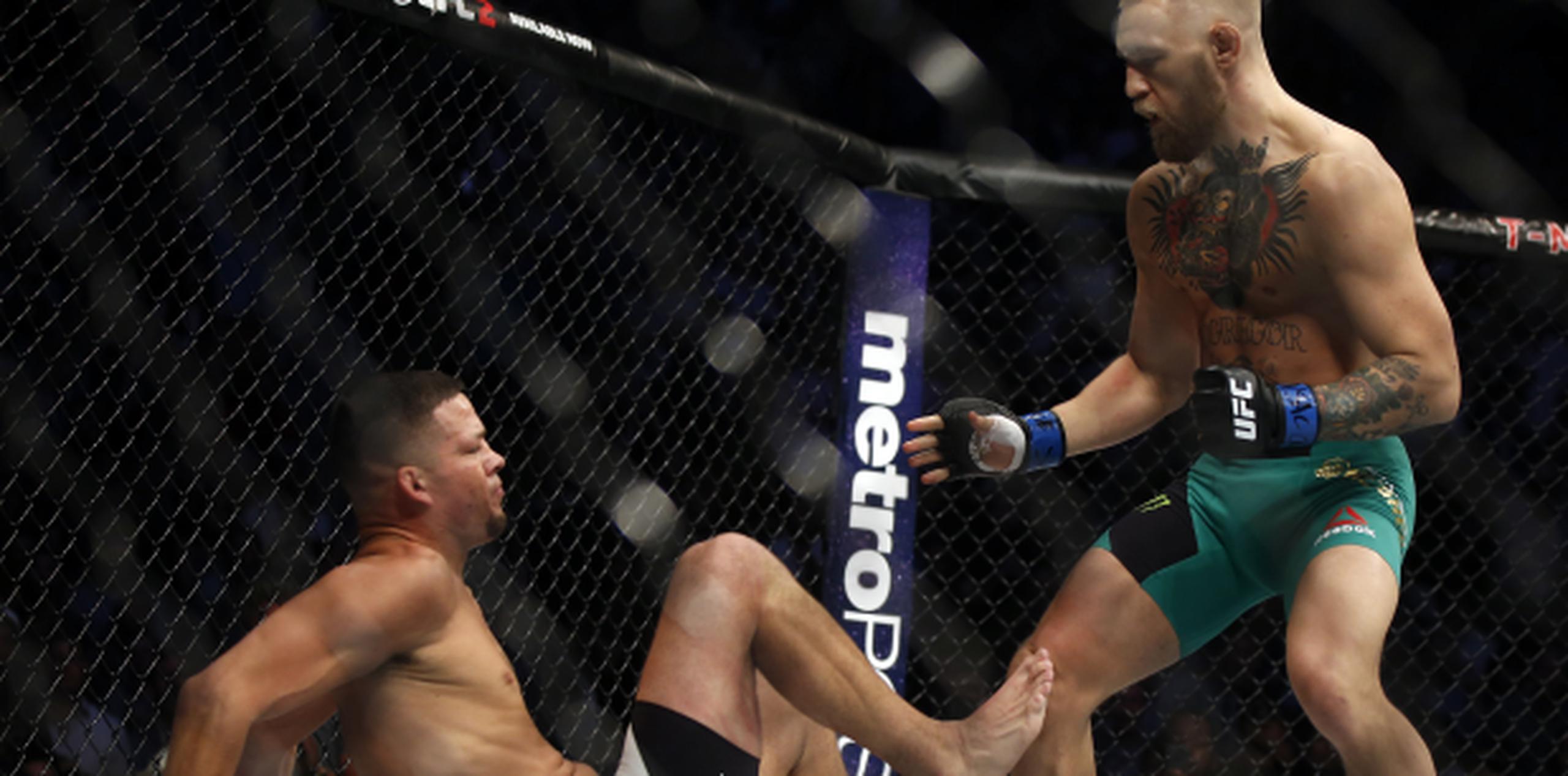 McGregor empató su rivalidad con Nate Díaz al superarlo por puntos en su combate de anoche en UFC 202, una revancha de su combate en marzo pasado. (AP)