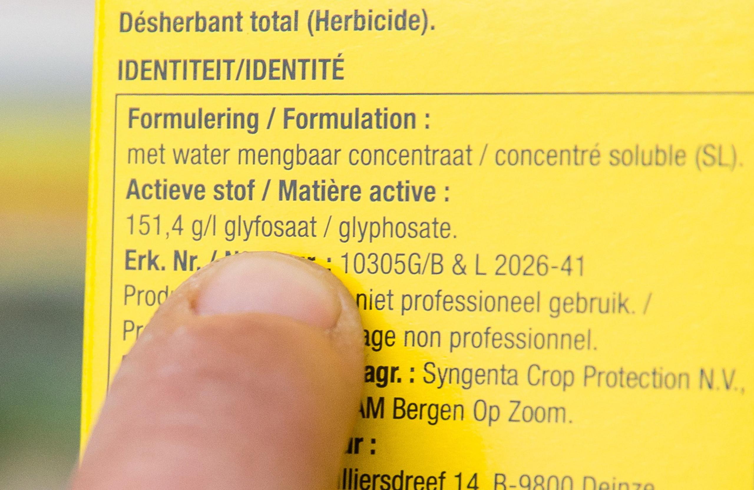 Una persona apunta con el índice sobre la etiqueta de componentes de un producto herbicida la cantidad de glifosato que contiene, en una imagen de archivo. EFE/Stephanie Lecocq
