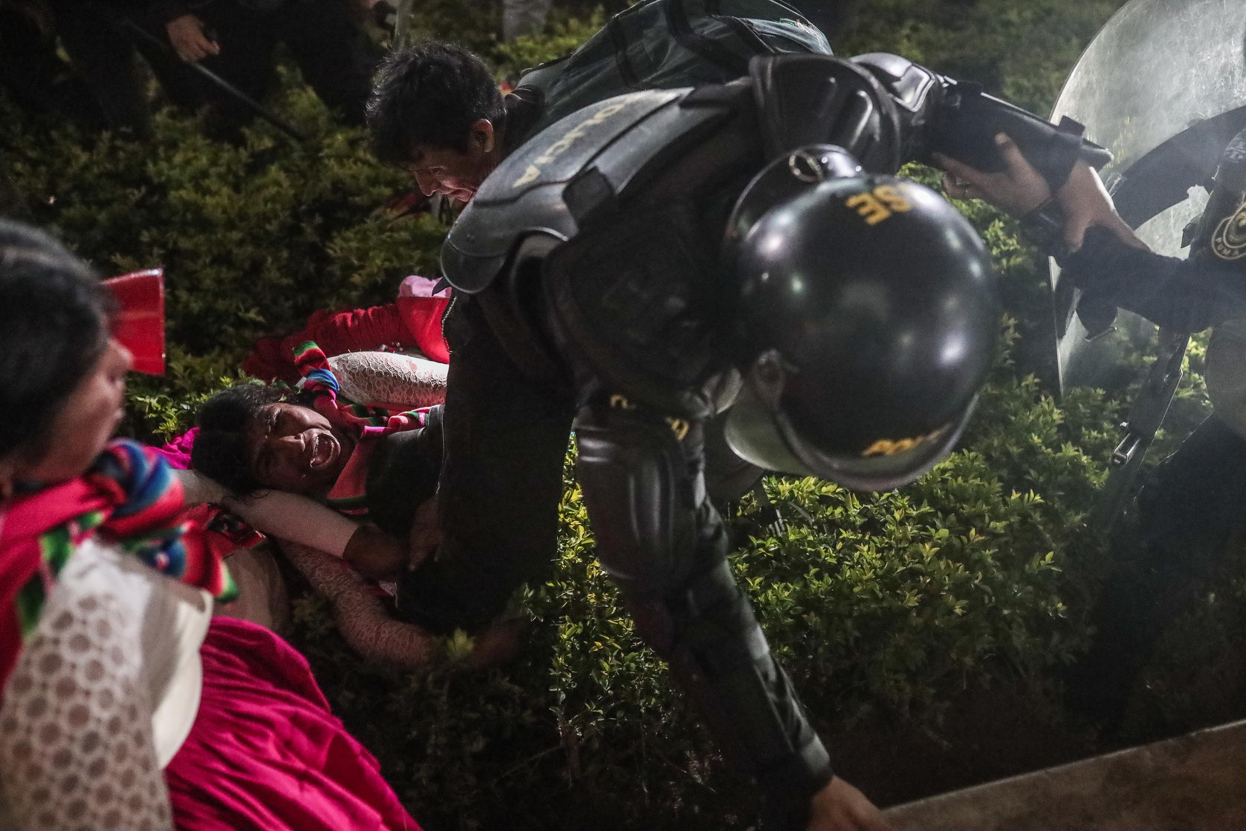 Policías enfrentan a dos mujeres concentradas en la plaza San Martín durante una protesta antigubernamental hoy en Lima (Perú).