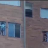 Video capta menores cruzando de un apartamento a otro a través de una ventana en Colombia