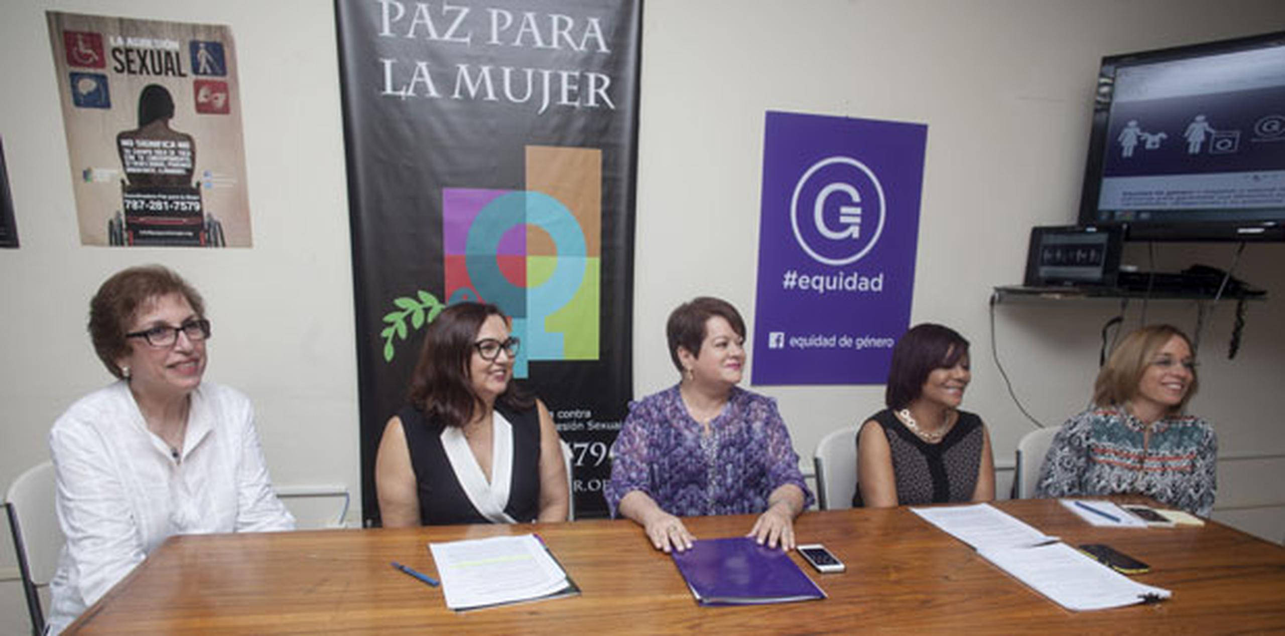 Desde la izquierda, Mercedes Rodríguez, Vilma González, Idalia Colón, Migna Rivera y Roxana Varela. (Para GFR Media / Efraín Jovan Santos)