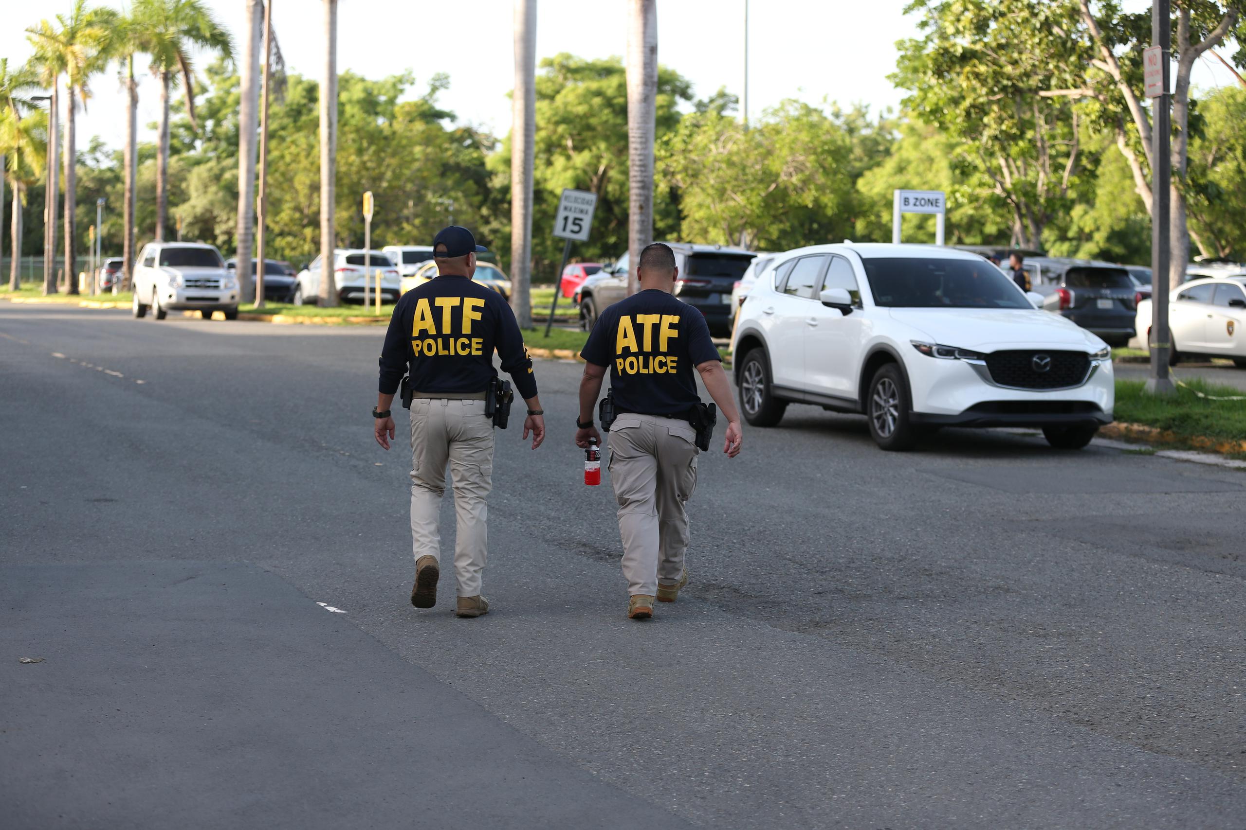 Dos de los agentes que participaron de un operativo del ATF en San Juan. Los arrestados fueron llevados al coliseo Roberto Clemente en San Juan.