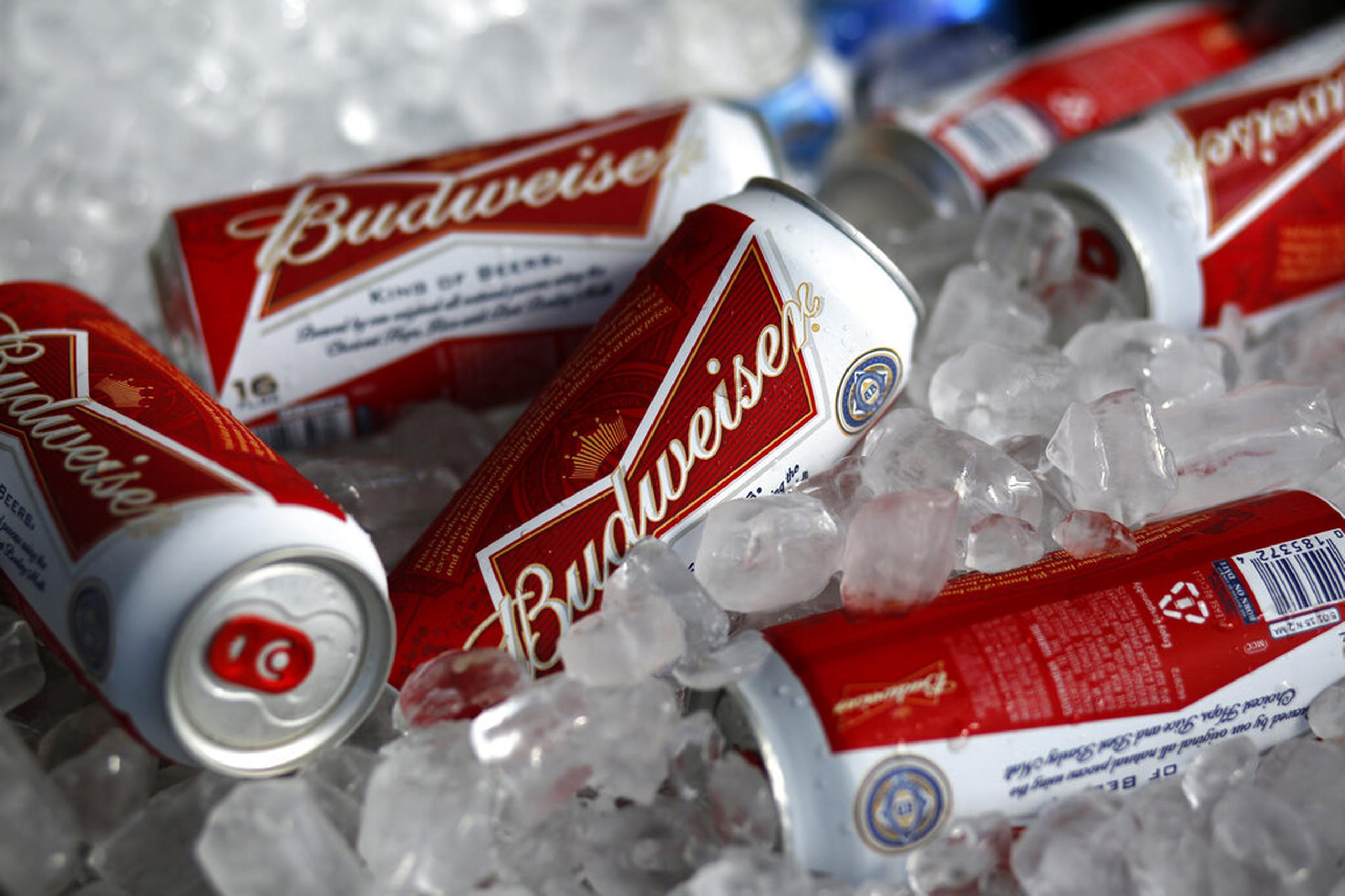 AB InBev, dueña de Budweiser, desembolsa decenas de millones de dólares en los mundiales por los derechos exclusivos de vender cerveza.